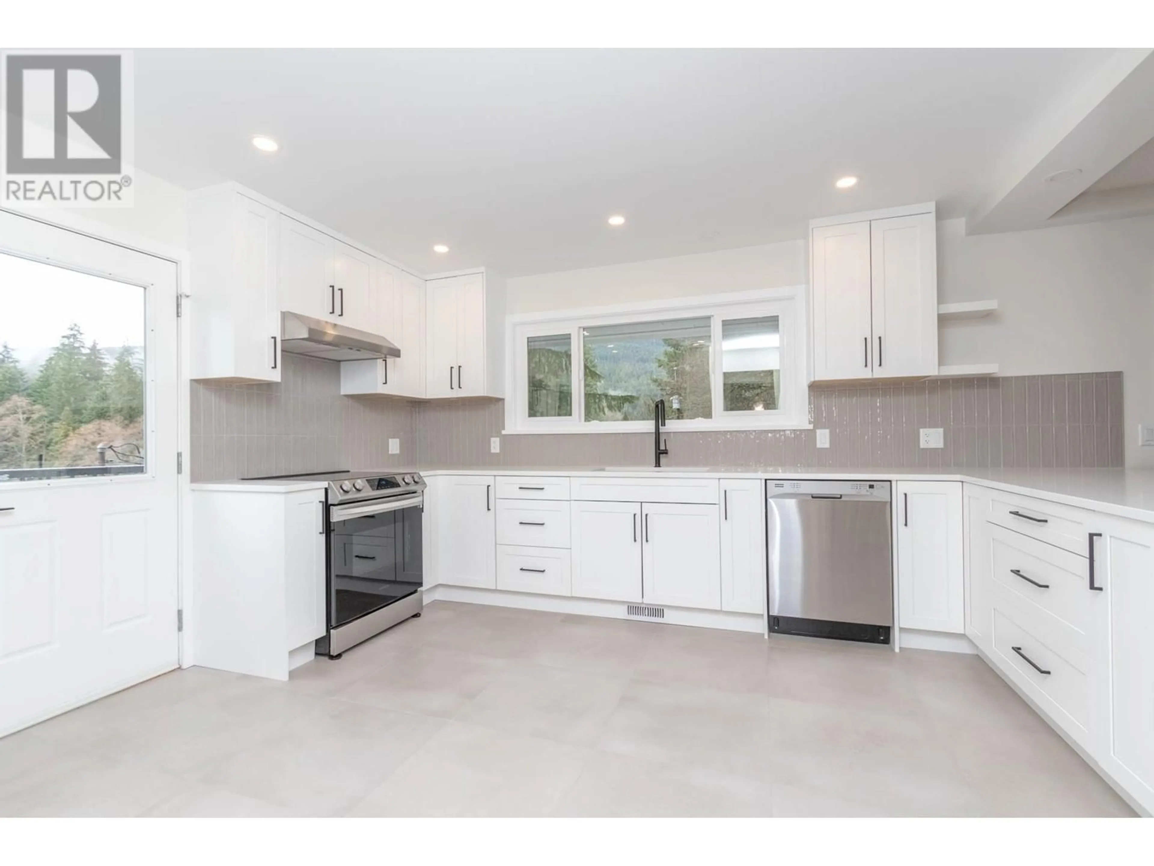 Open concept kitchen for 4593 CLIFFMONT ROAD, North Vancouver British Columbia V7G1J8