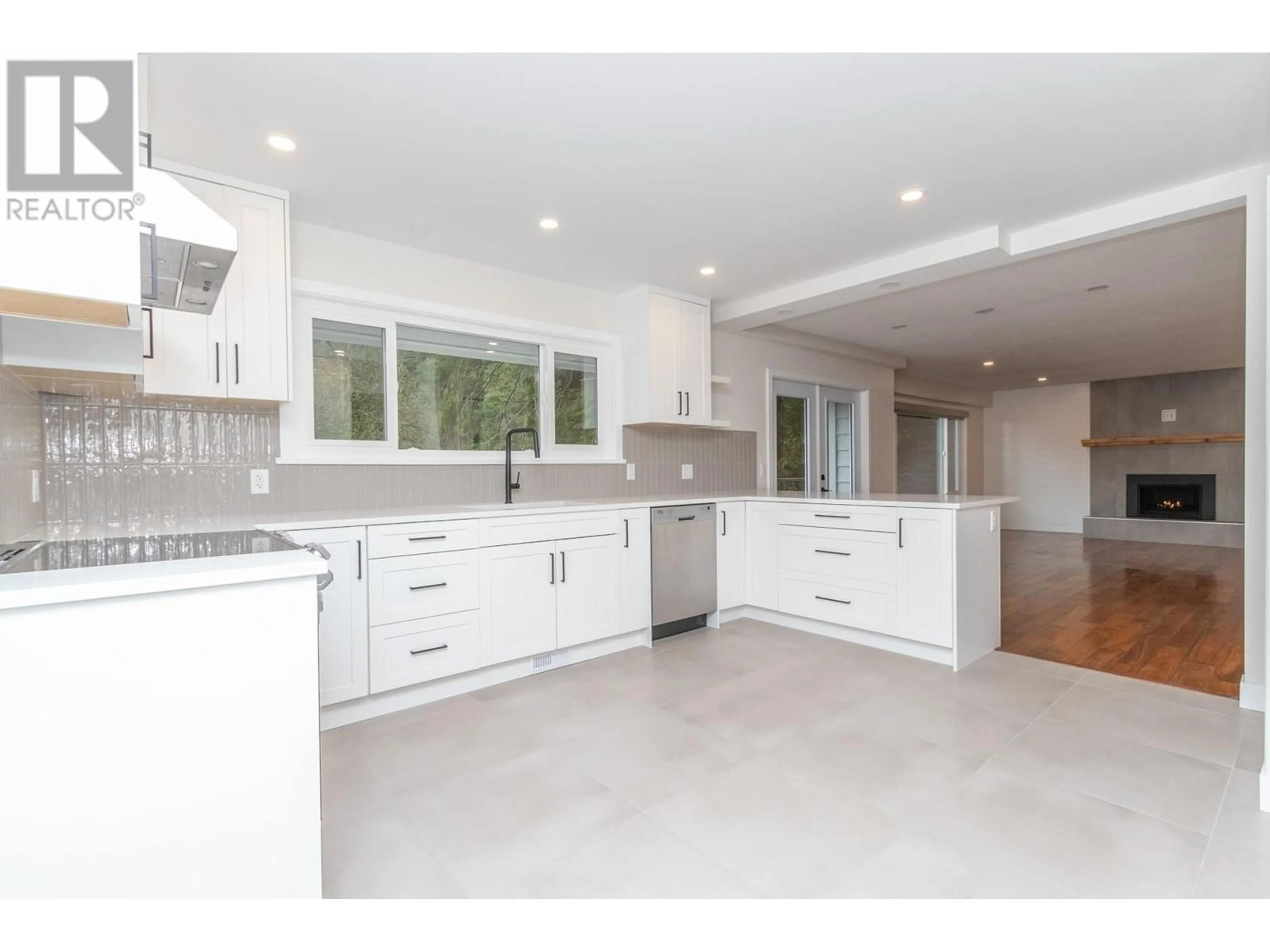 Open concept kitchen for 4593 CLIFFMONT ROAD, North Vancouver British Columbia V7G1J8