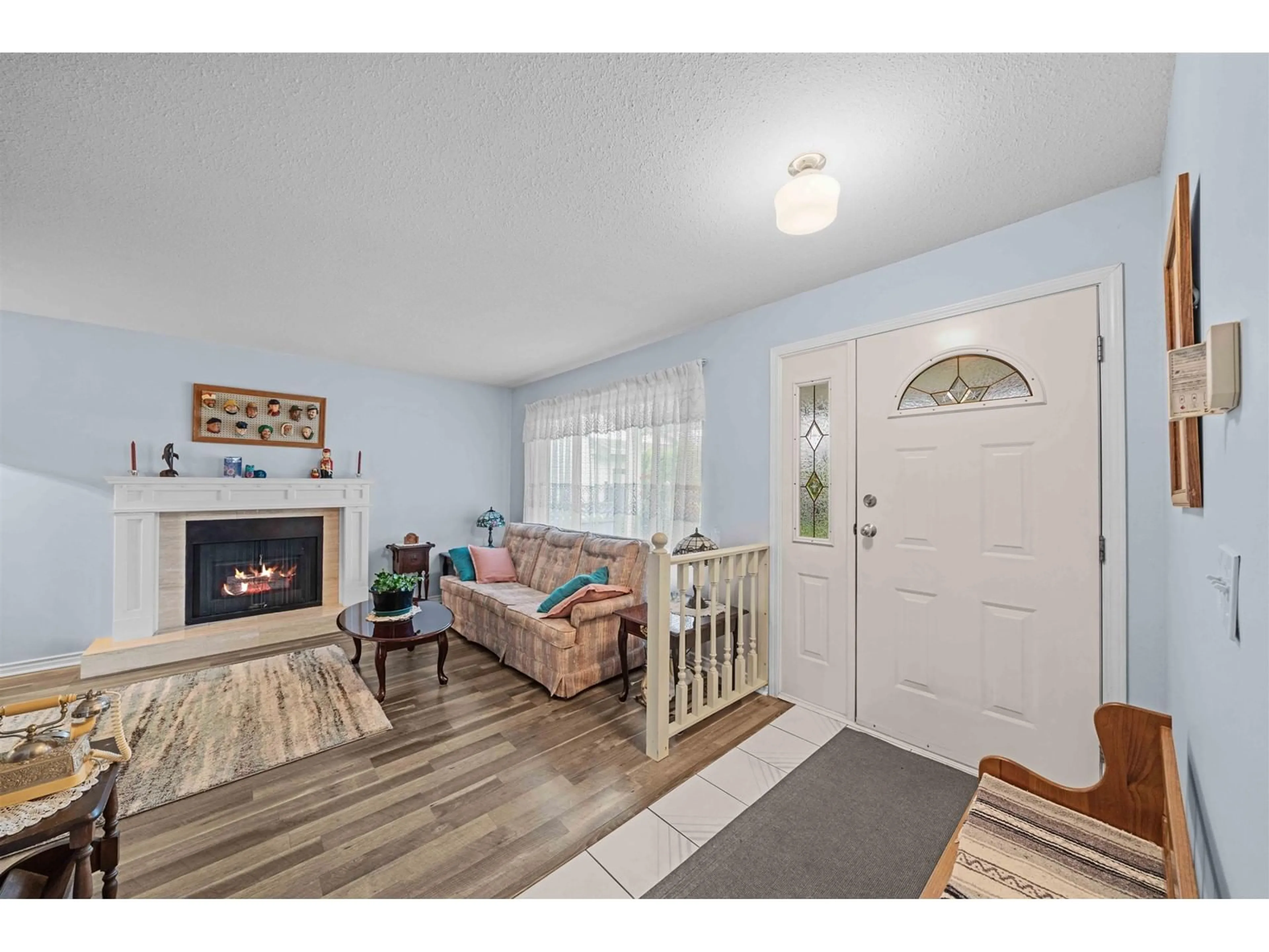 Indoor entryway, wood floors for 8987 157 STREET, Surrey British Columbia V4N2Y5