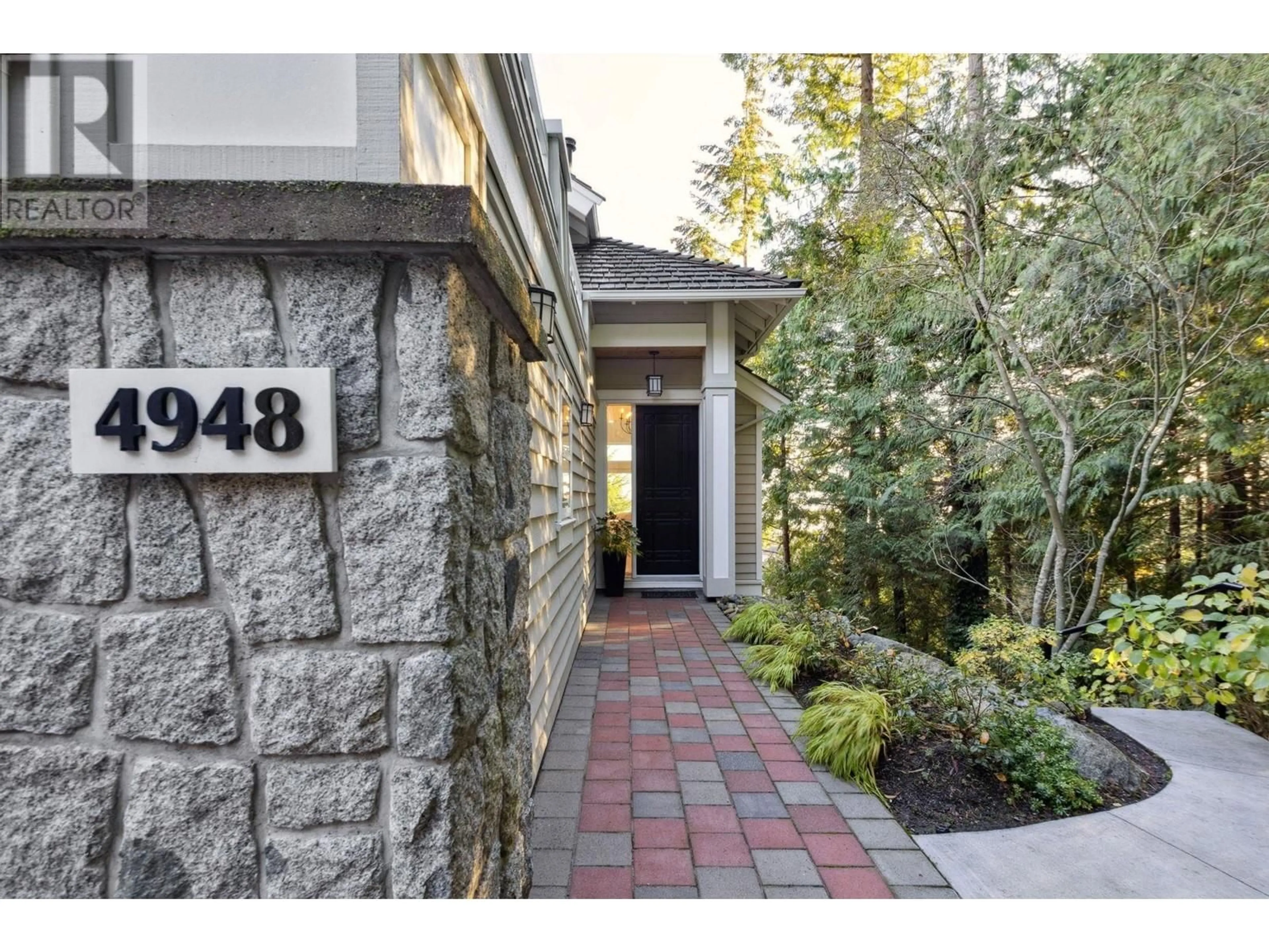 Indoor entryway for 4948 EDENDALE LANE, West Vancouver British Columbia V7W3H7