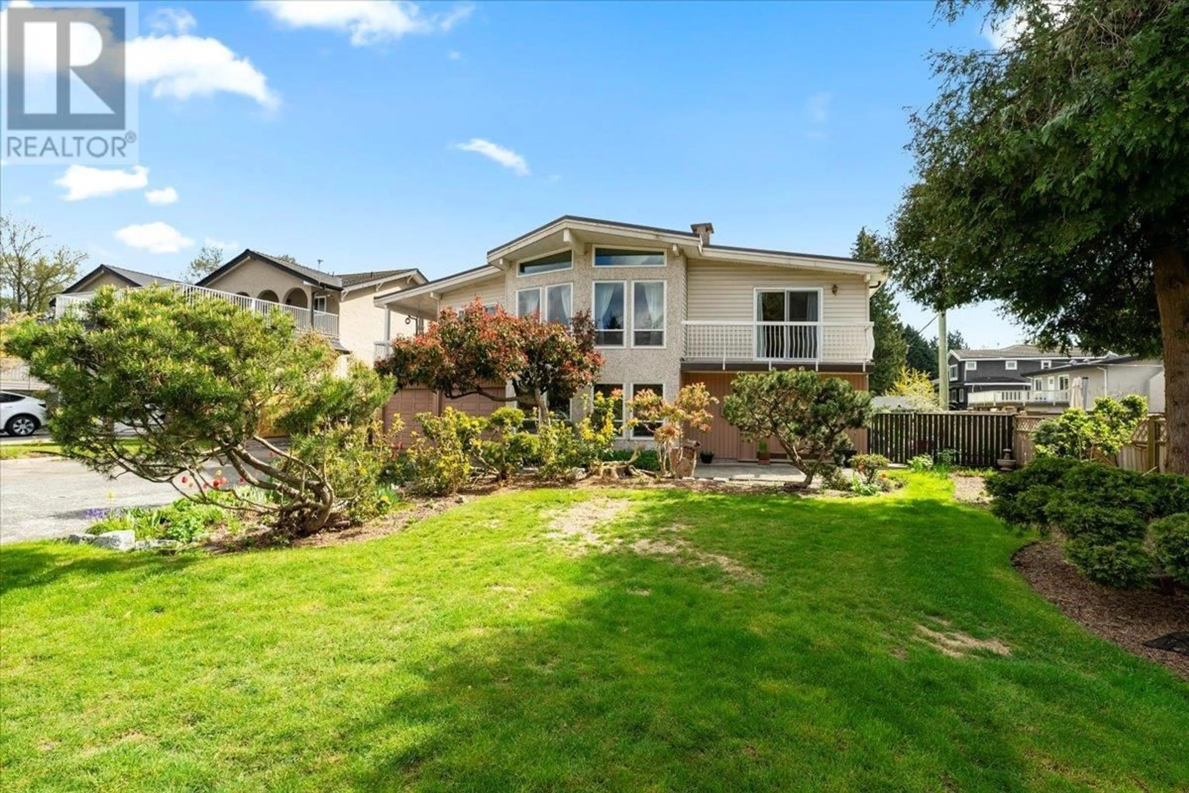 A pic from outside/outdoor area/front of a property/back of a property/a pic from drone, unknown for 3150 CHRISDALE AVENUE, Burnaby British Columbia V5A3T3