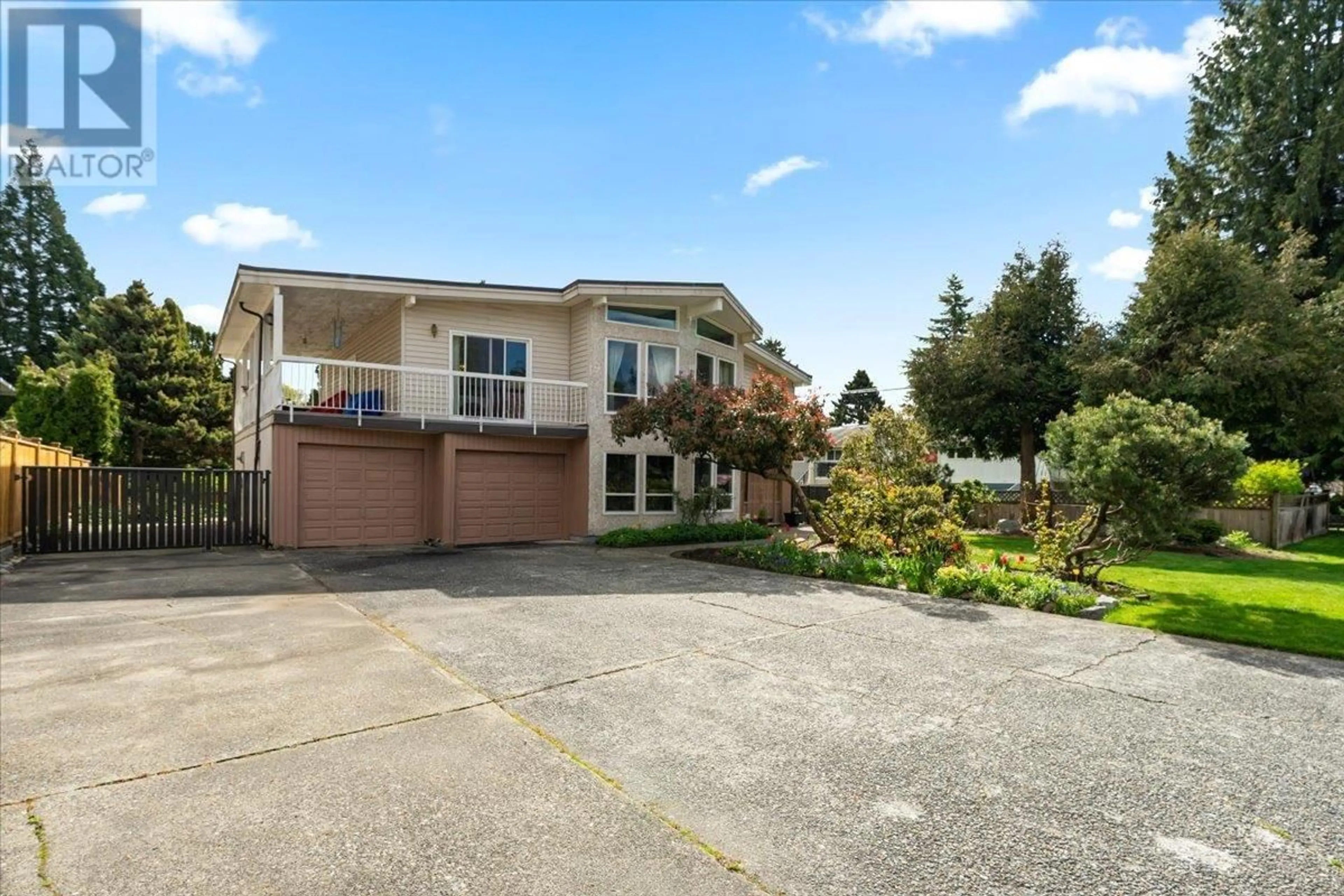 A pic from outside/outdoor area/front of a property/back of a property/a pic from drone, street for 3150 CHRISDALE AVENUE, Burnaby British Columbia V5A3T3