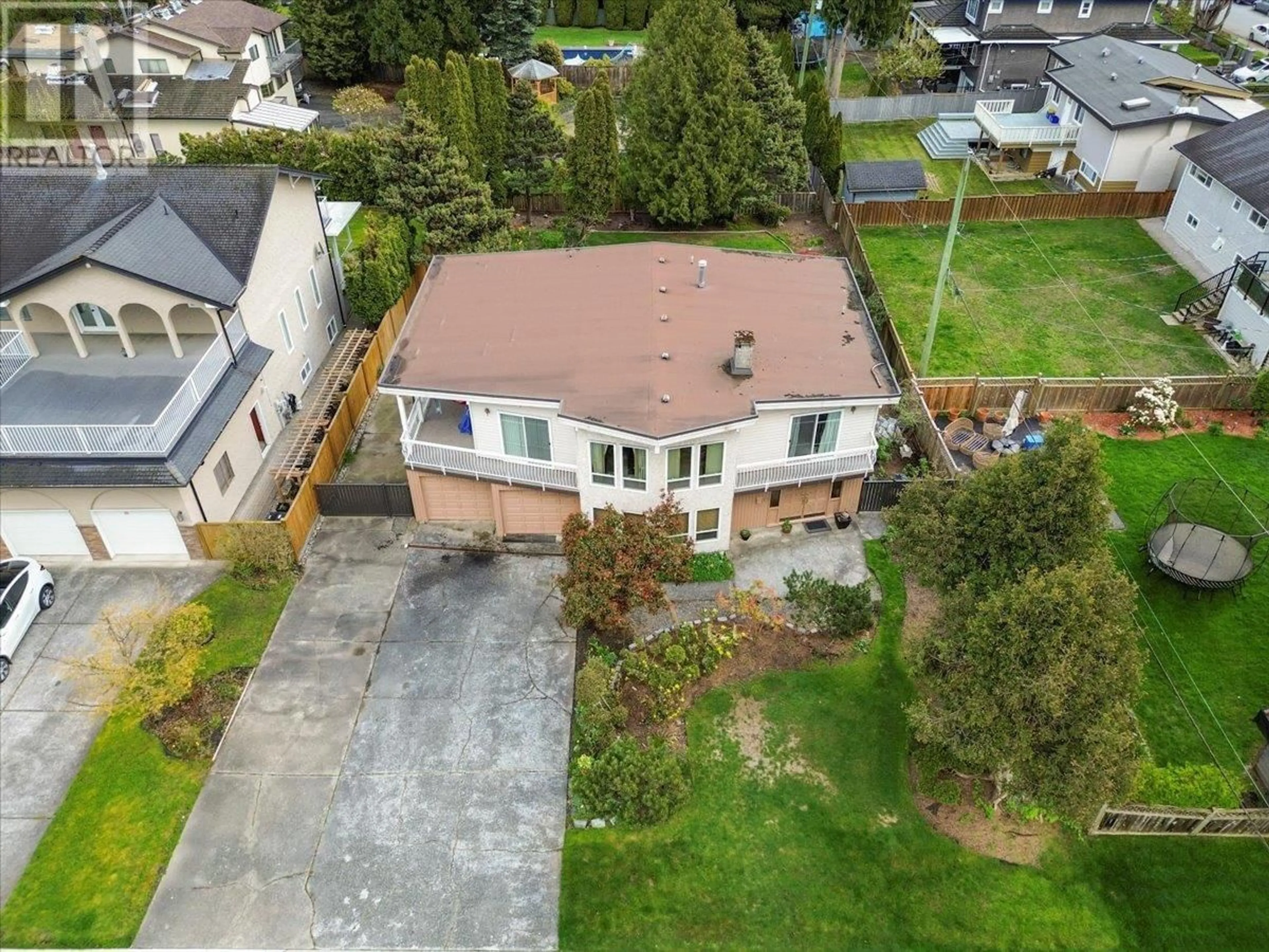 A pic from outside/outdoor area/front of a property/back of a property/a pic from drone, street for 3150 CHRISDALE AVENUE, Burnaby British Columbia V5A3T3