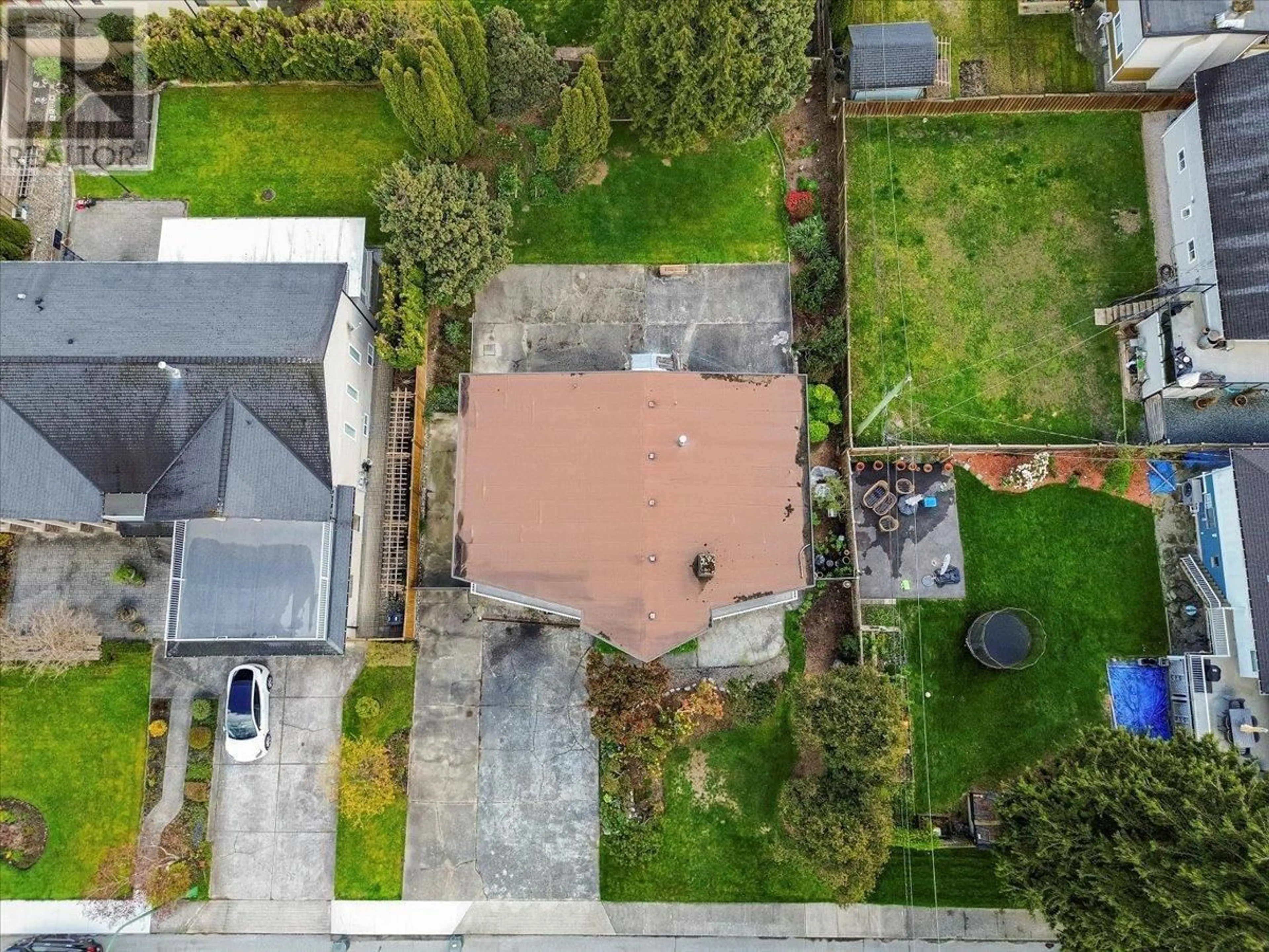 A pic from outside/outdoor area/front of a property/back of a property/a pic from drone, street for 3150 CHRISDALE AVENUE, Burnaby British Columbia V5A3T3