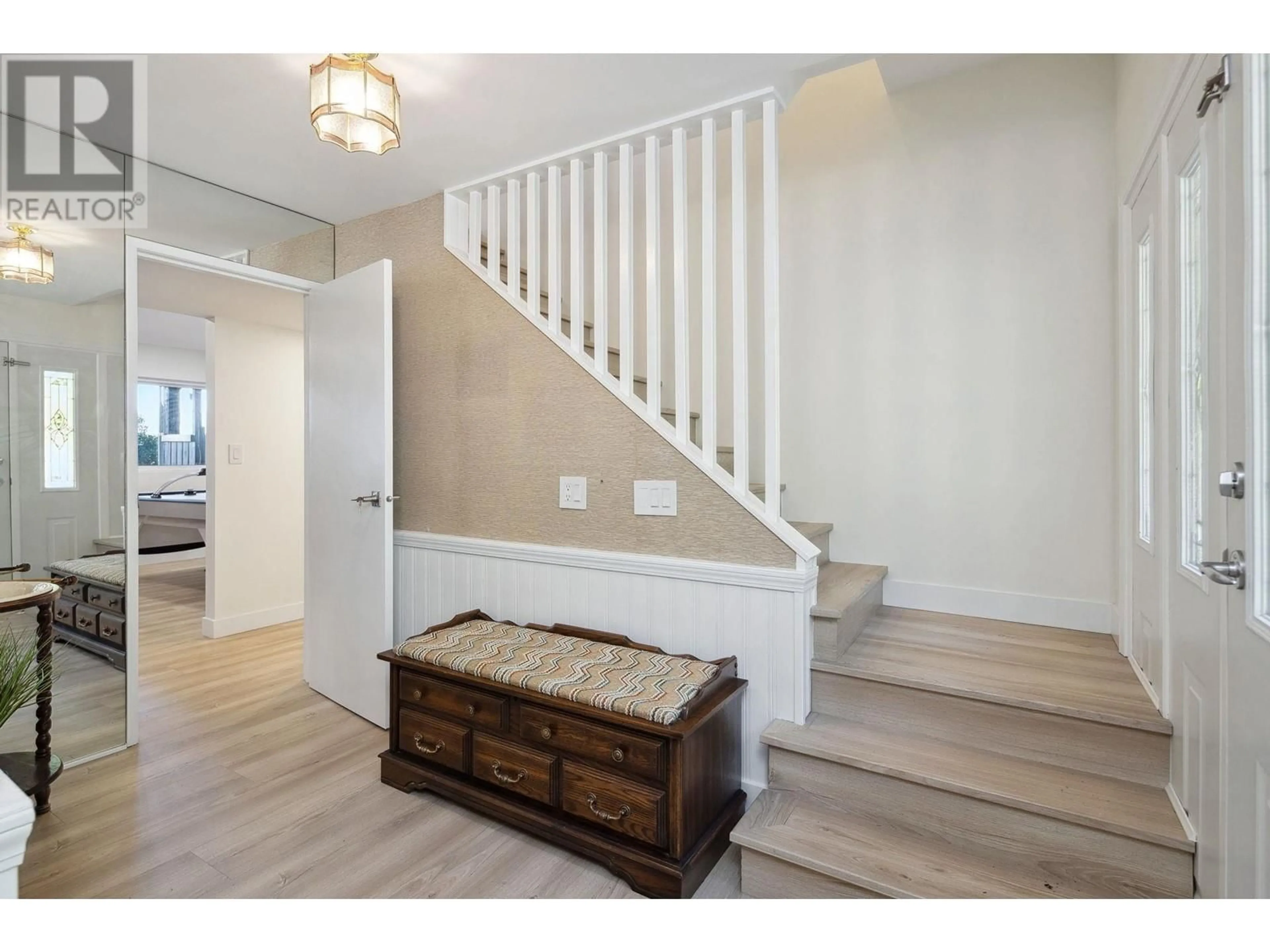 Indoor entryway, wood floors for 330 BAYVIEW ROAD, Lions Bay British Columbia V0N2E0