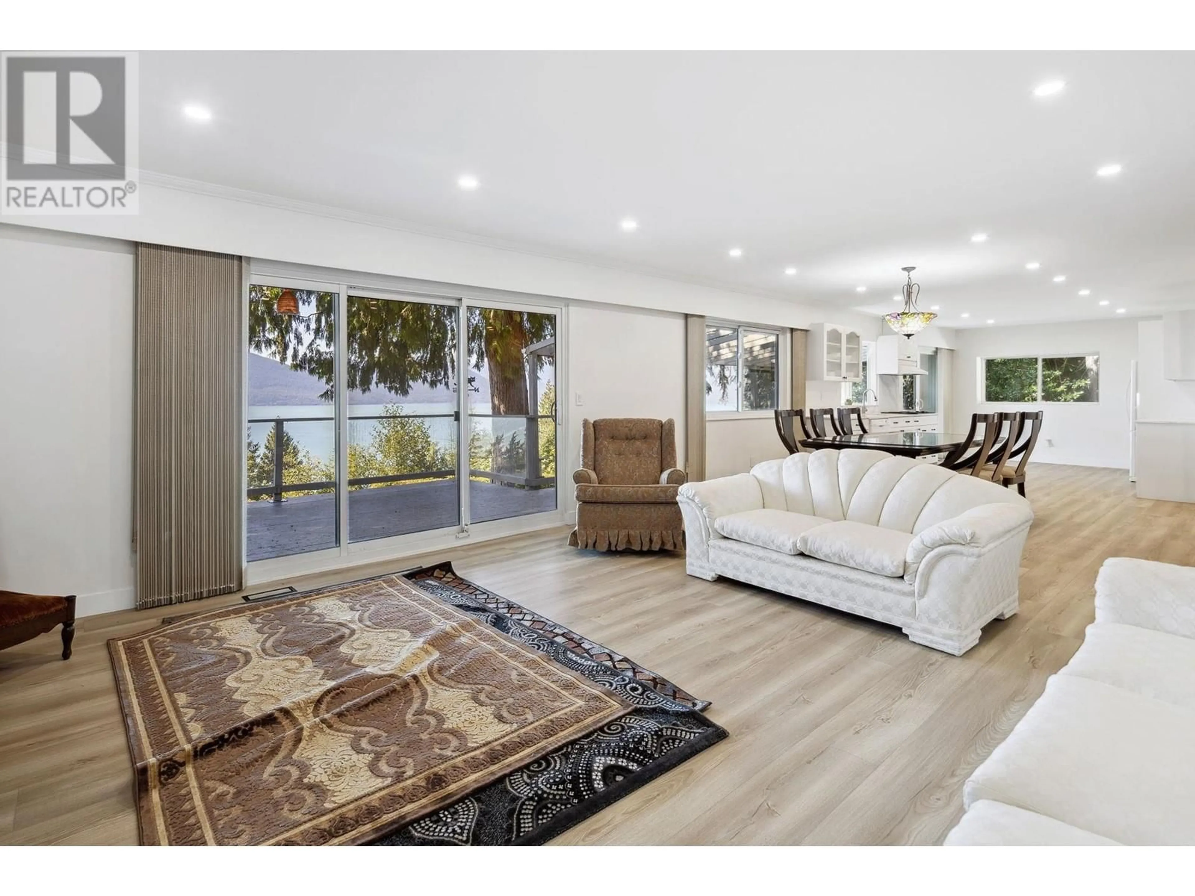 Living room, wood floors for 330 BAYVIEW ROAD, Lions Bay British Columbia V0N2E0