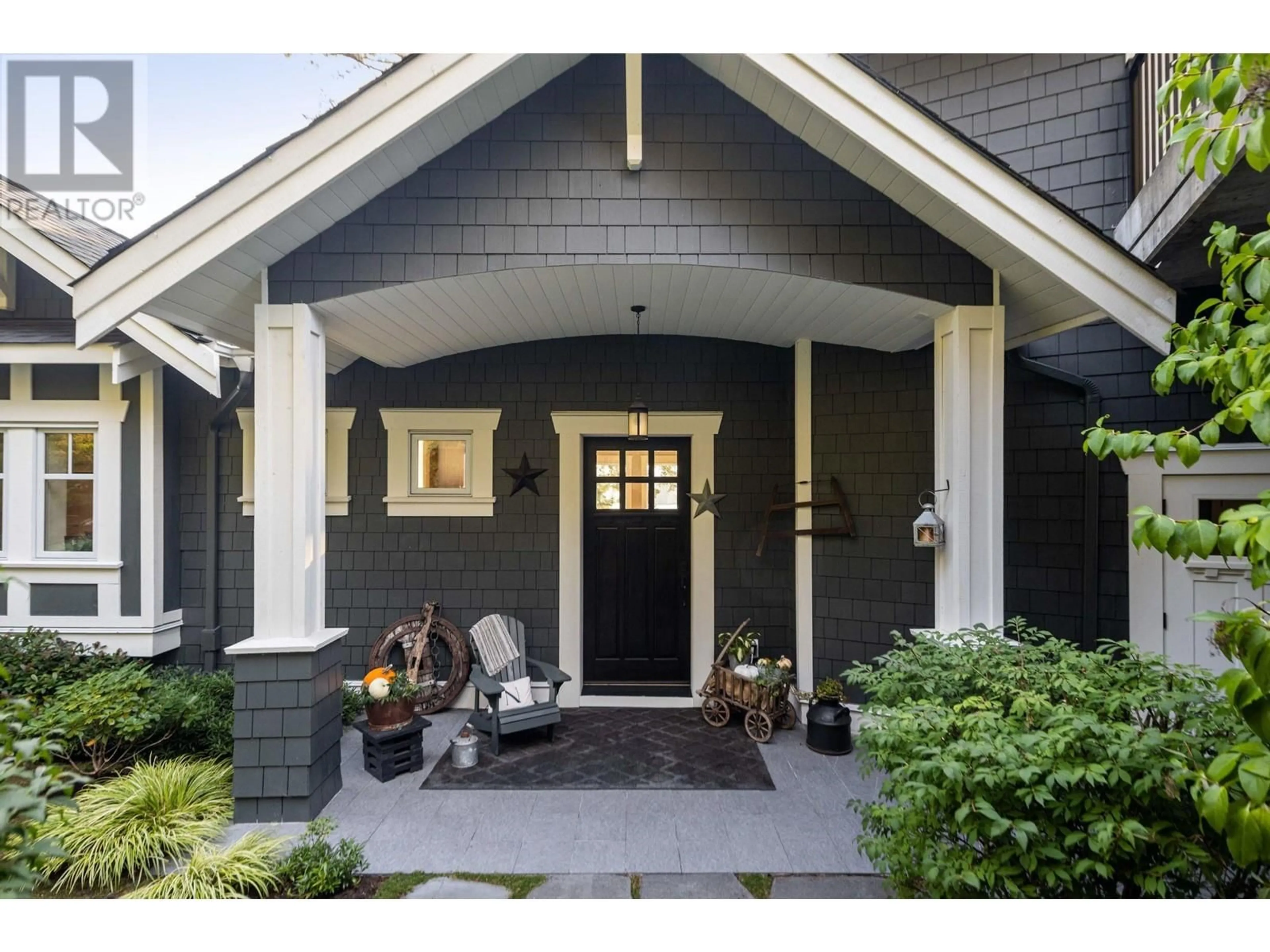 Indoor entryway, wood floors for 4825 BELCARRA BAY ROAD, Belcarra British Columbia V3H4N4