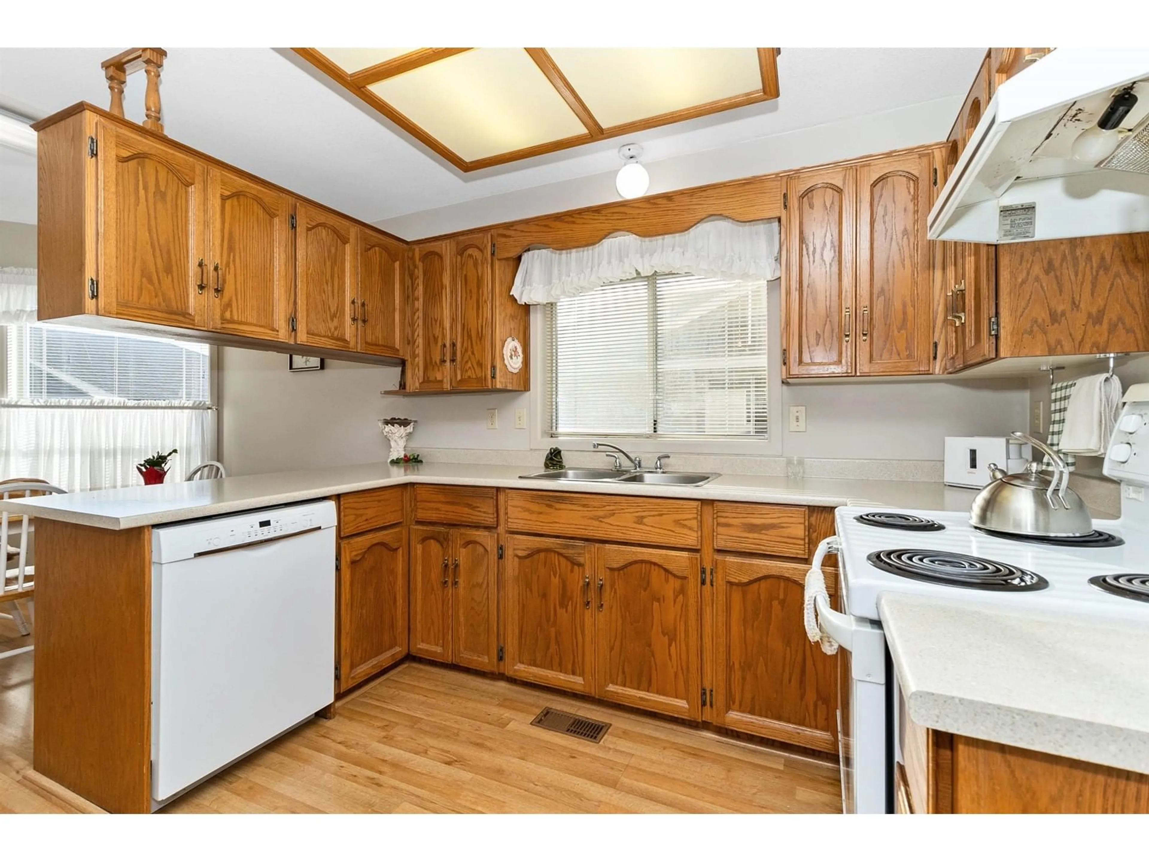 Standard kitchen, wood floors, cottage for 19 32615 MURRAY AVENUE, Abbotsford British Columbia V2T4T8