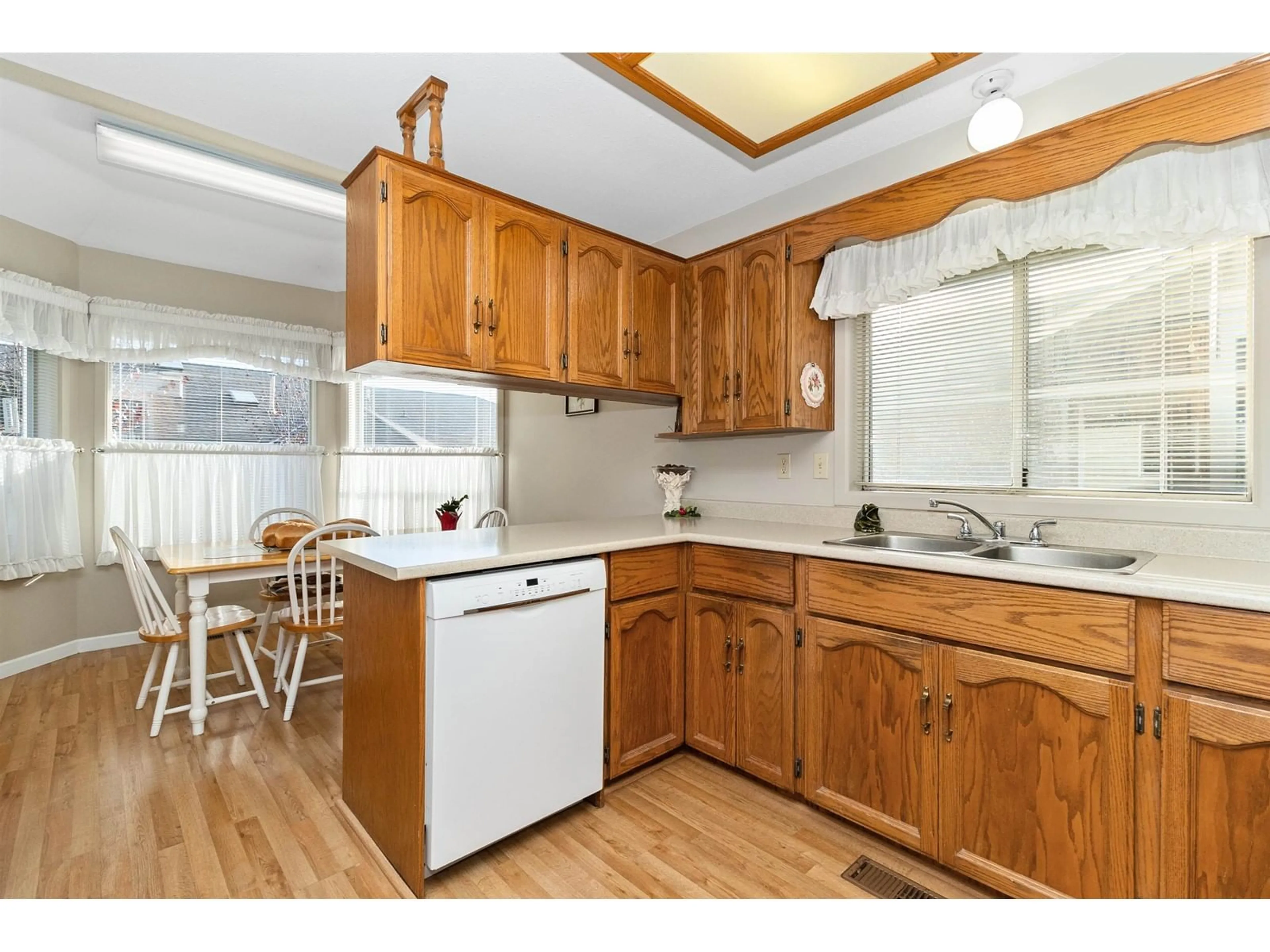 Standard kitchen, wood floors, cottage for 19 32615 MURRAY AVENUE, Abbotsford British Columbia V2T4T8