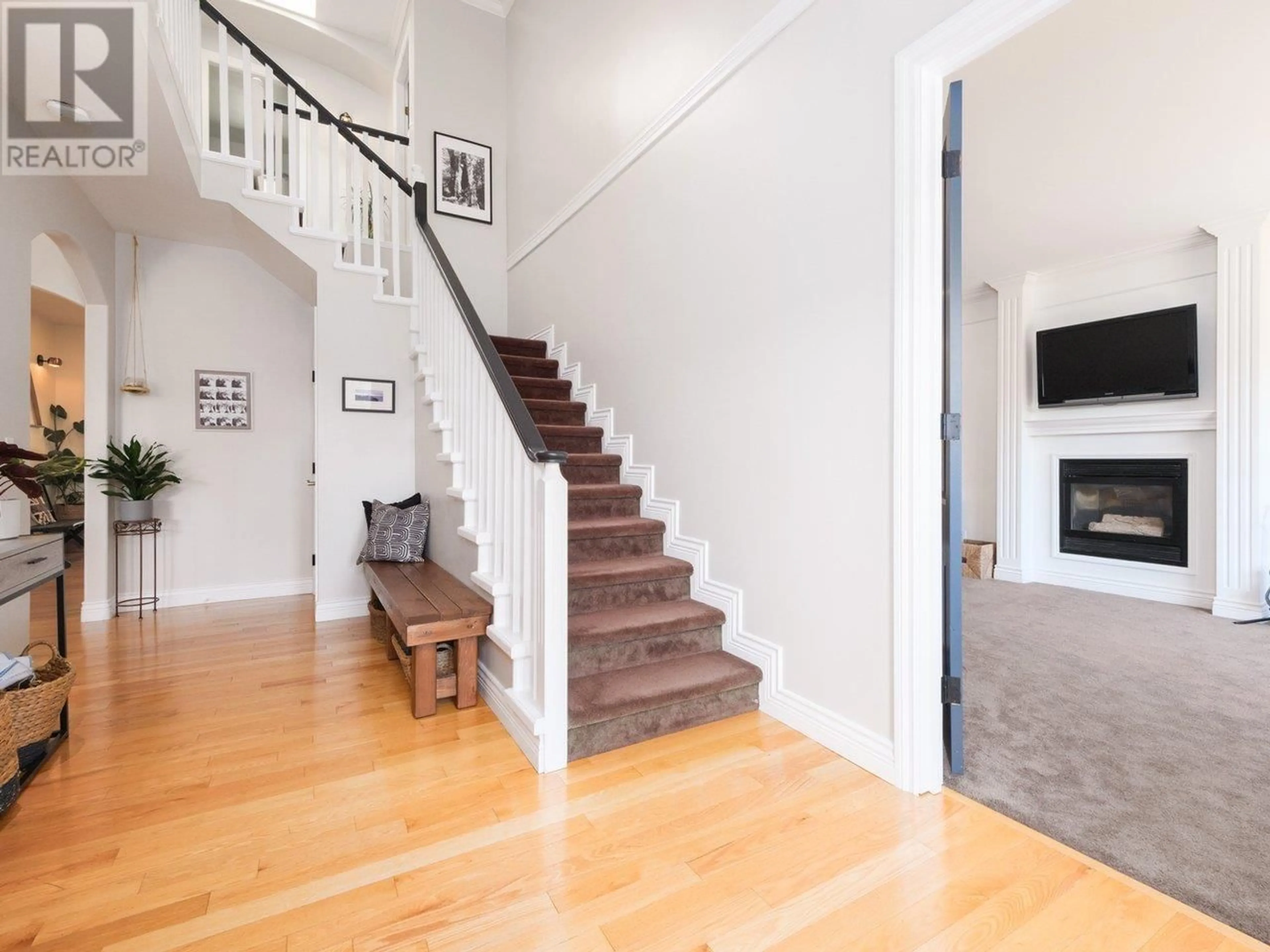 Indoor foyer, wood floors for 1919 CLIFFWOOD ROAD, North Vancouver British Columbia V7G1S1