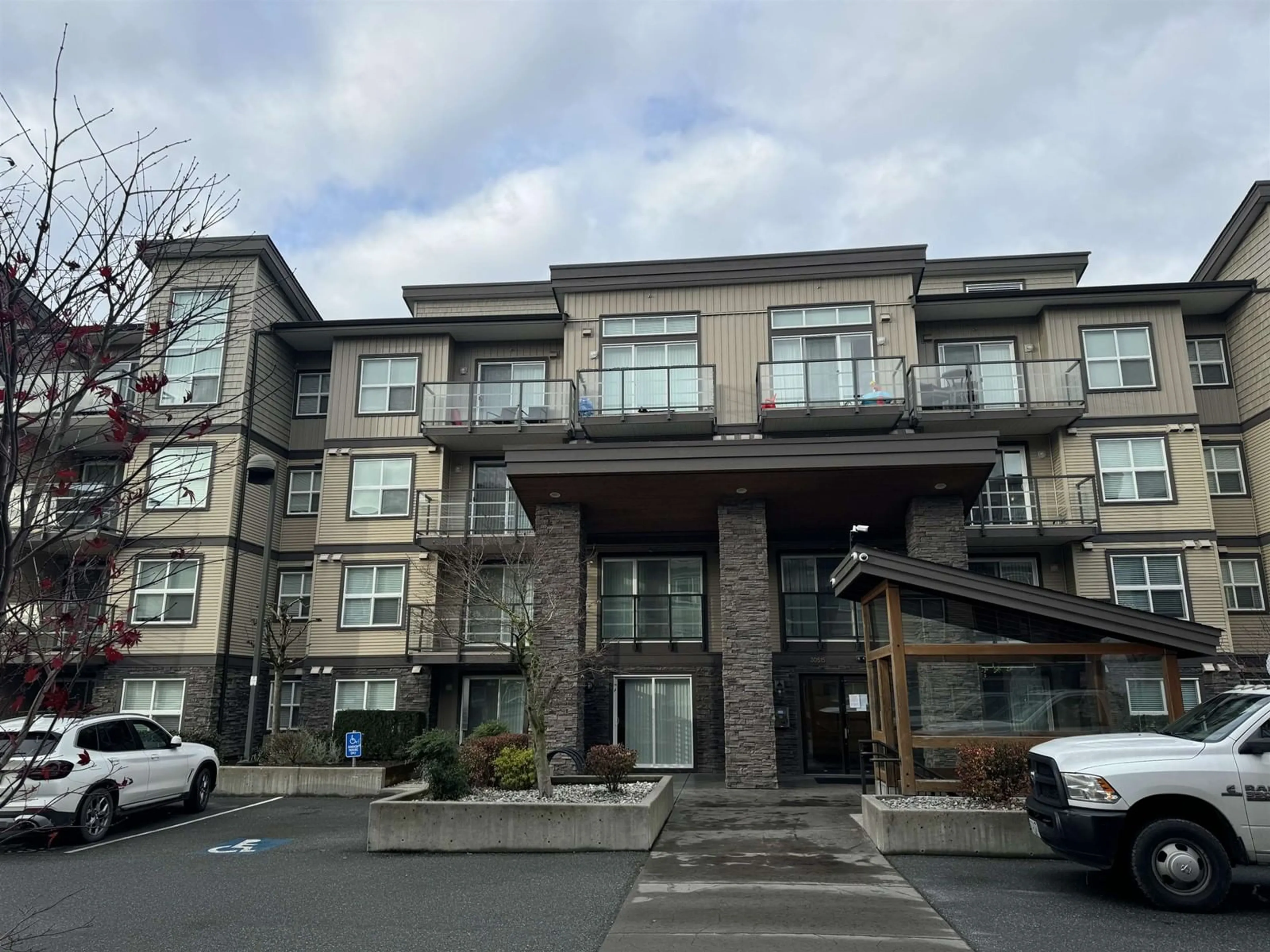 A pic from exterior of the house or condo, the front or back of building for 103 30515 CARDINAL AVENUE, Abbotsford British Columbia V2T0A8