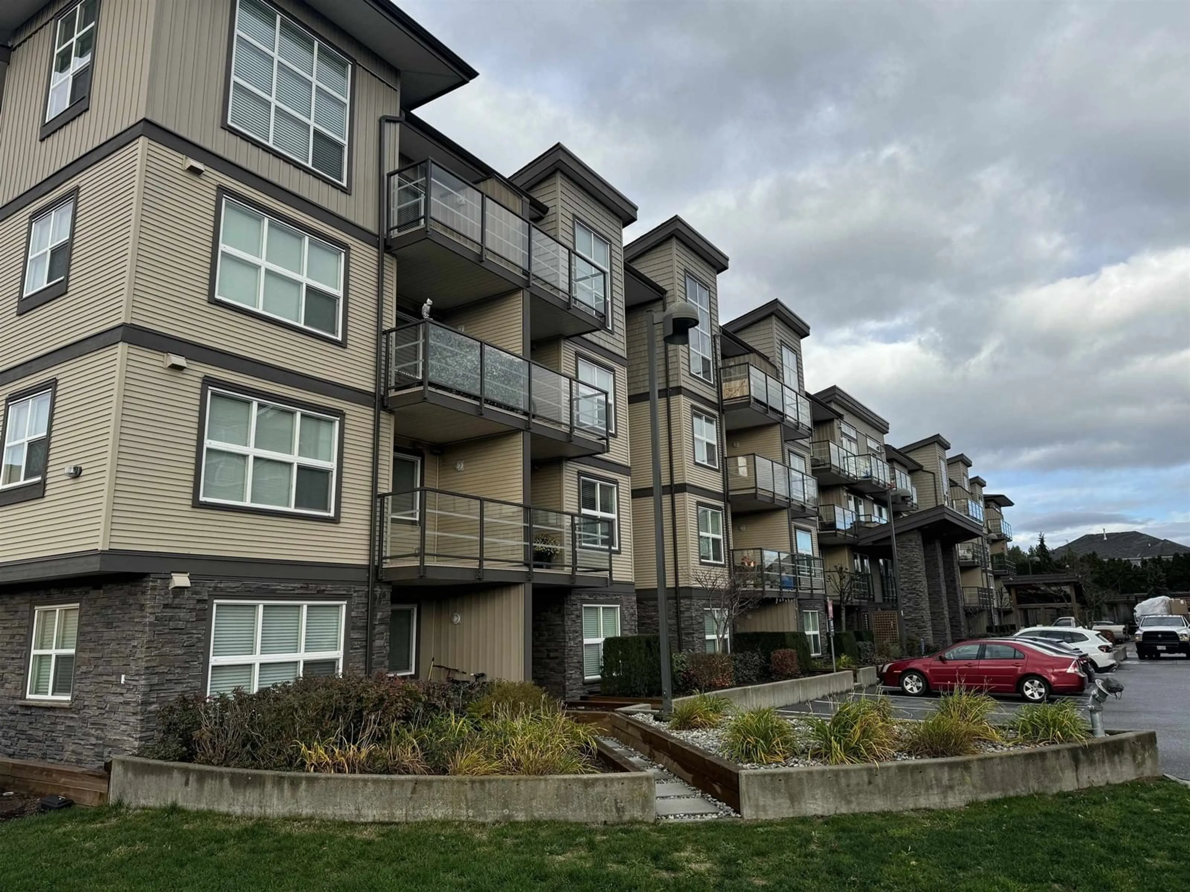 A pic from exterior of the house or condo, the front or back of building for 103 30515 CARDINAL AVENUE, Abbotsford British Columbia V2T0A8