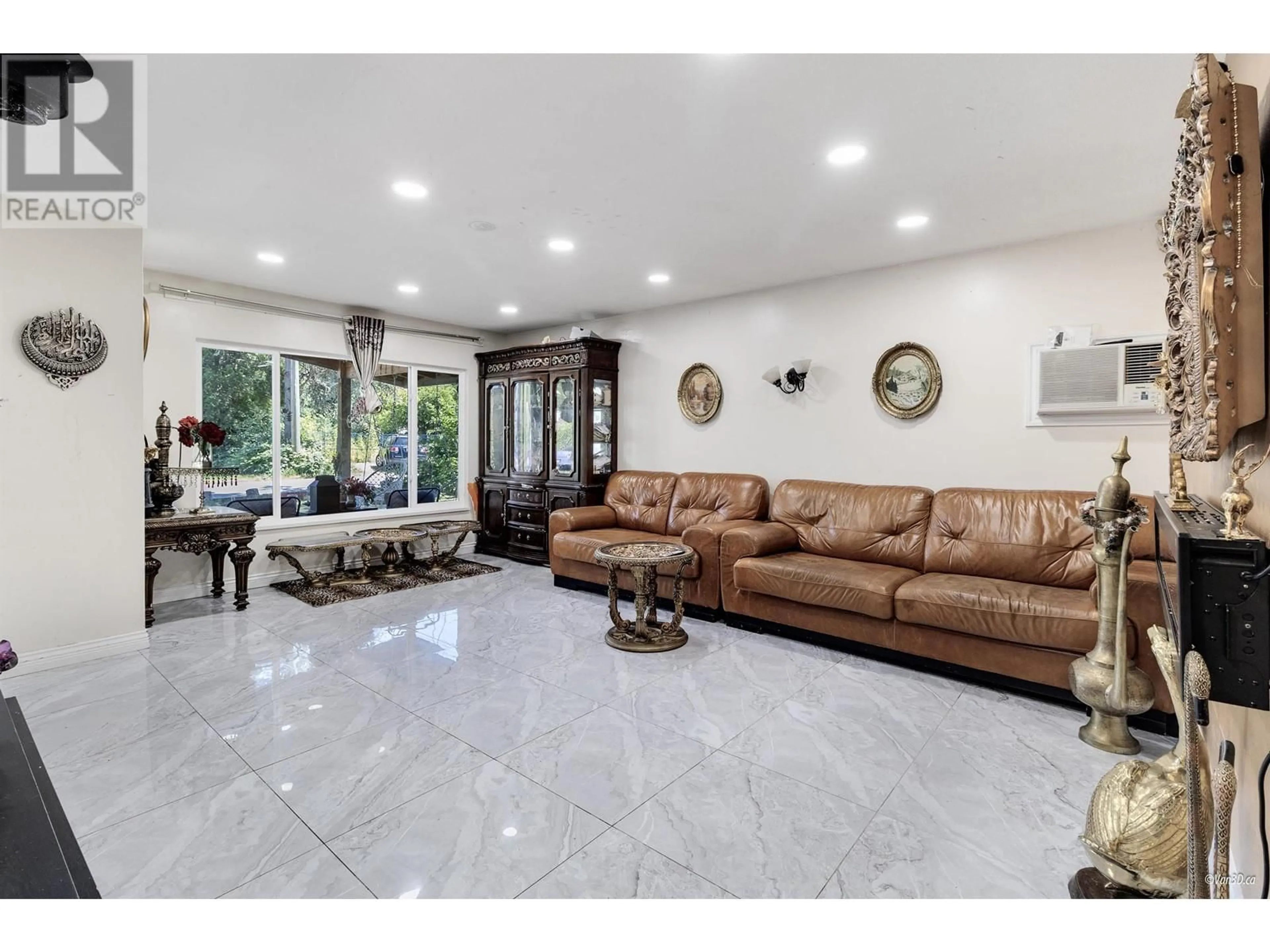 Living room, ceramic floors for 11851 HAWTHORNE STREET, Maple Ridge British Columbia V2X6V5