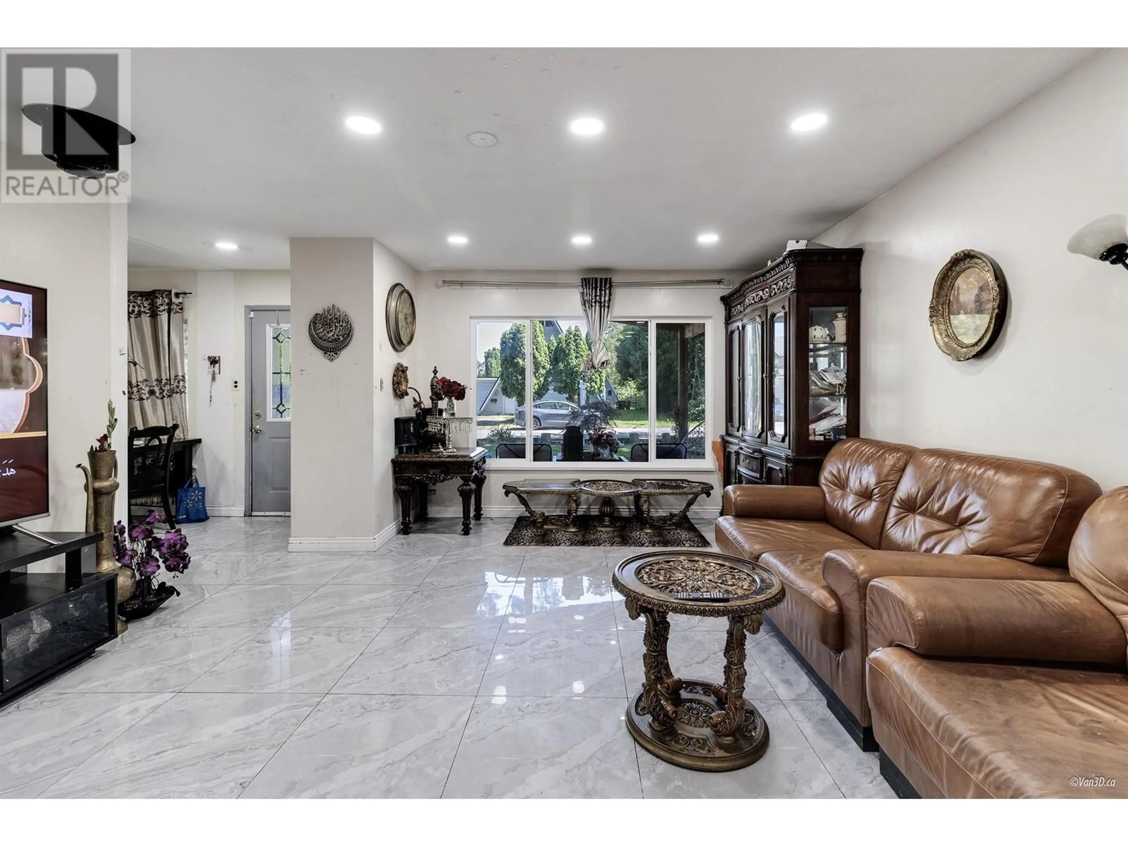 Indoor foyer, ceramic floors for 11851 HAWTHORNE STREET, Maple Ridge British Columbia V2X6V5