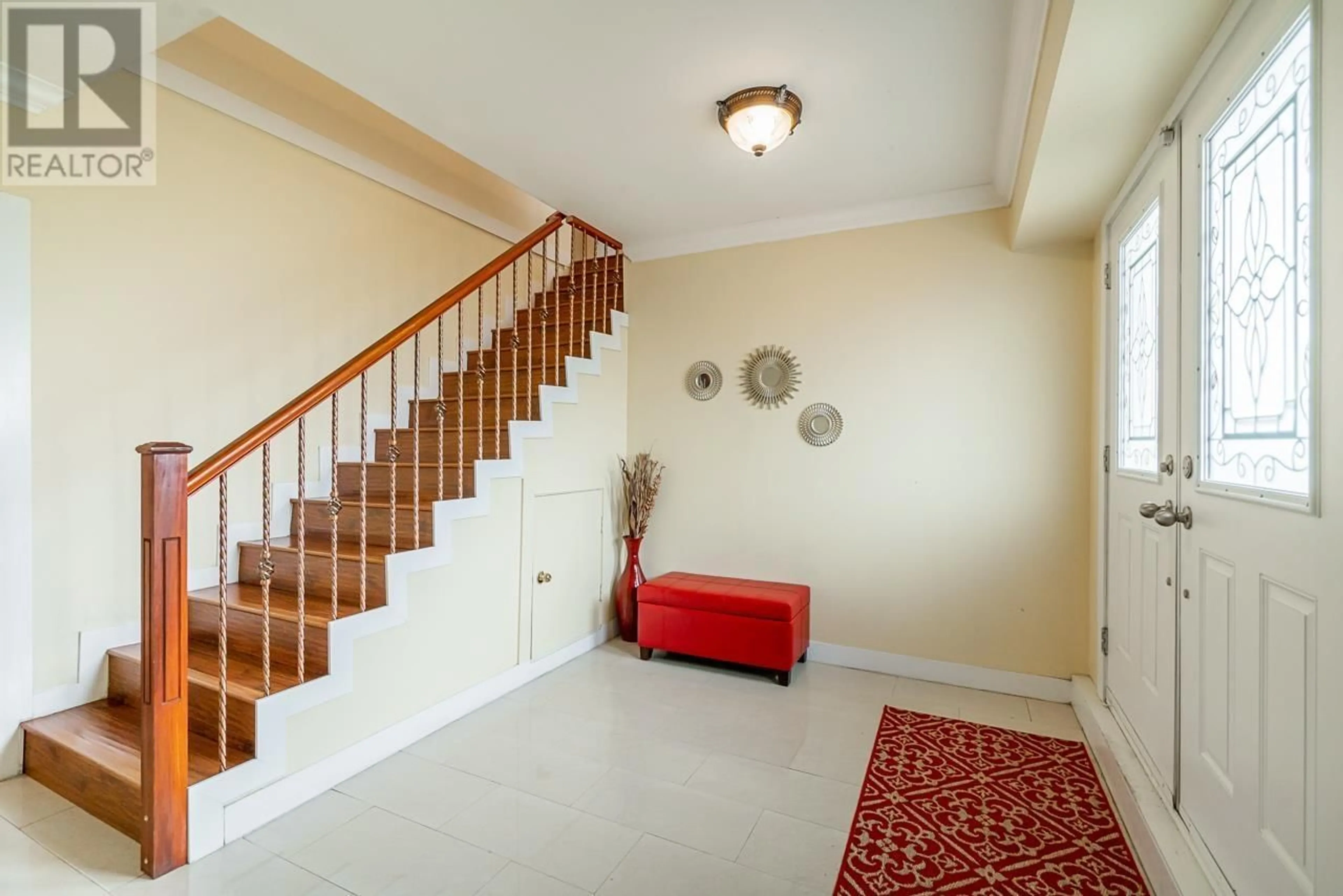 Indoor foyer, carpet floors for 1247 EWEN AVENUE, New Westminster British Columbia V3M5E5