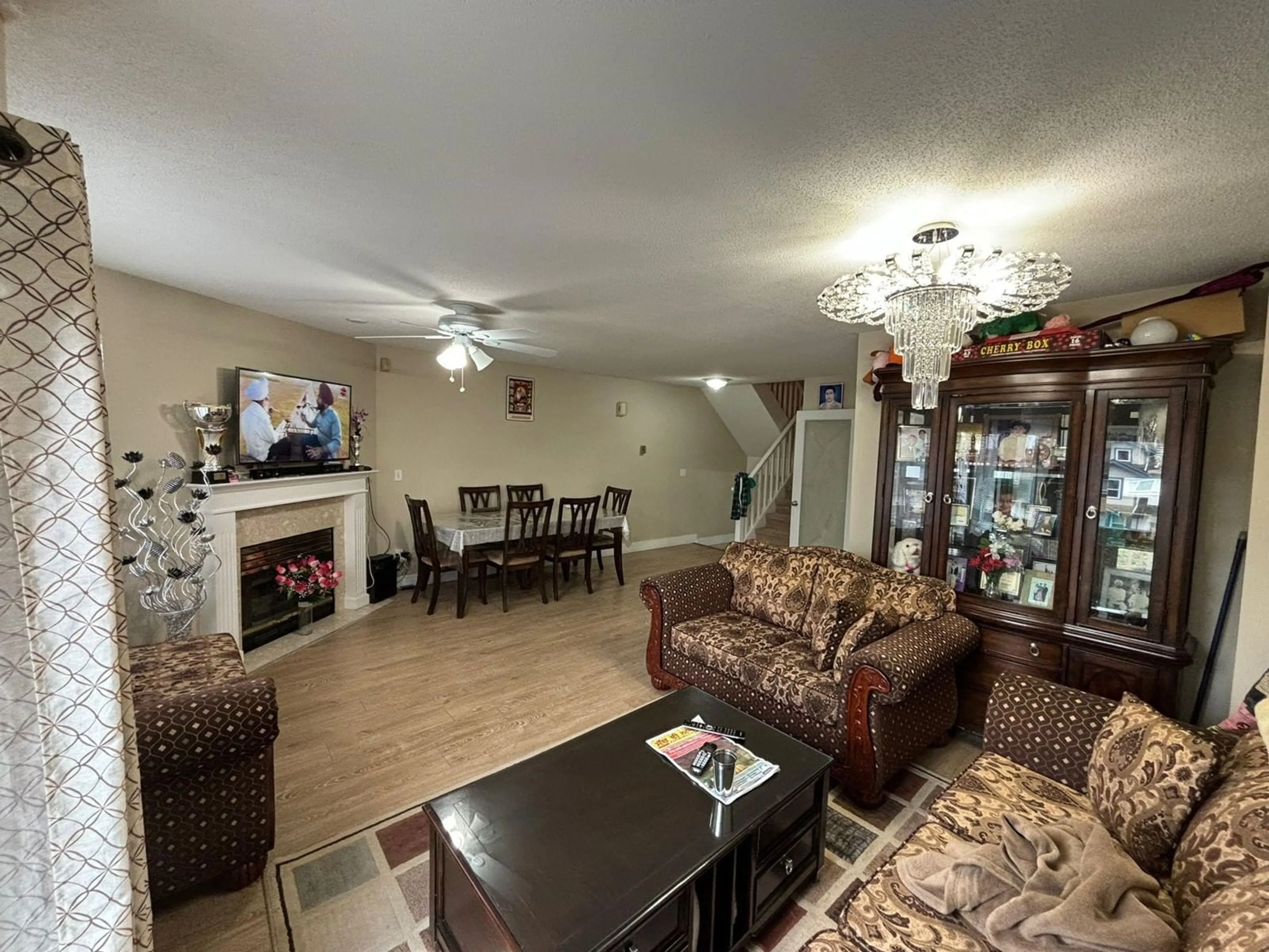 Living room, wood floors for 61 7875 122 STREET, Surrey British Columbia V3W0Y8