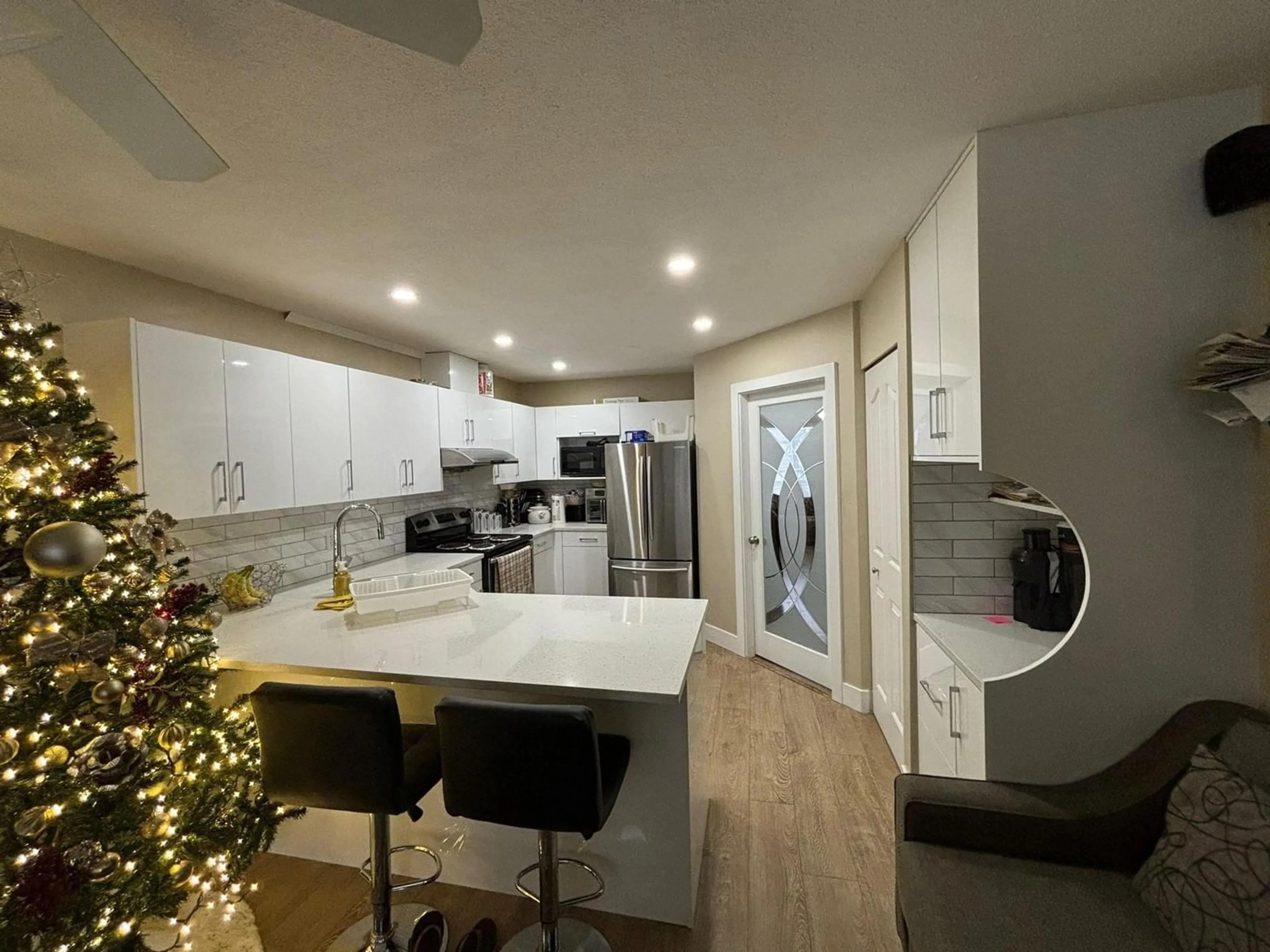 Open concept kitchen for 61 7875 122 STREET, Surrey British Columbia V3W0Y8