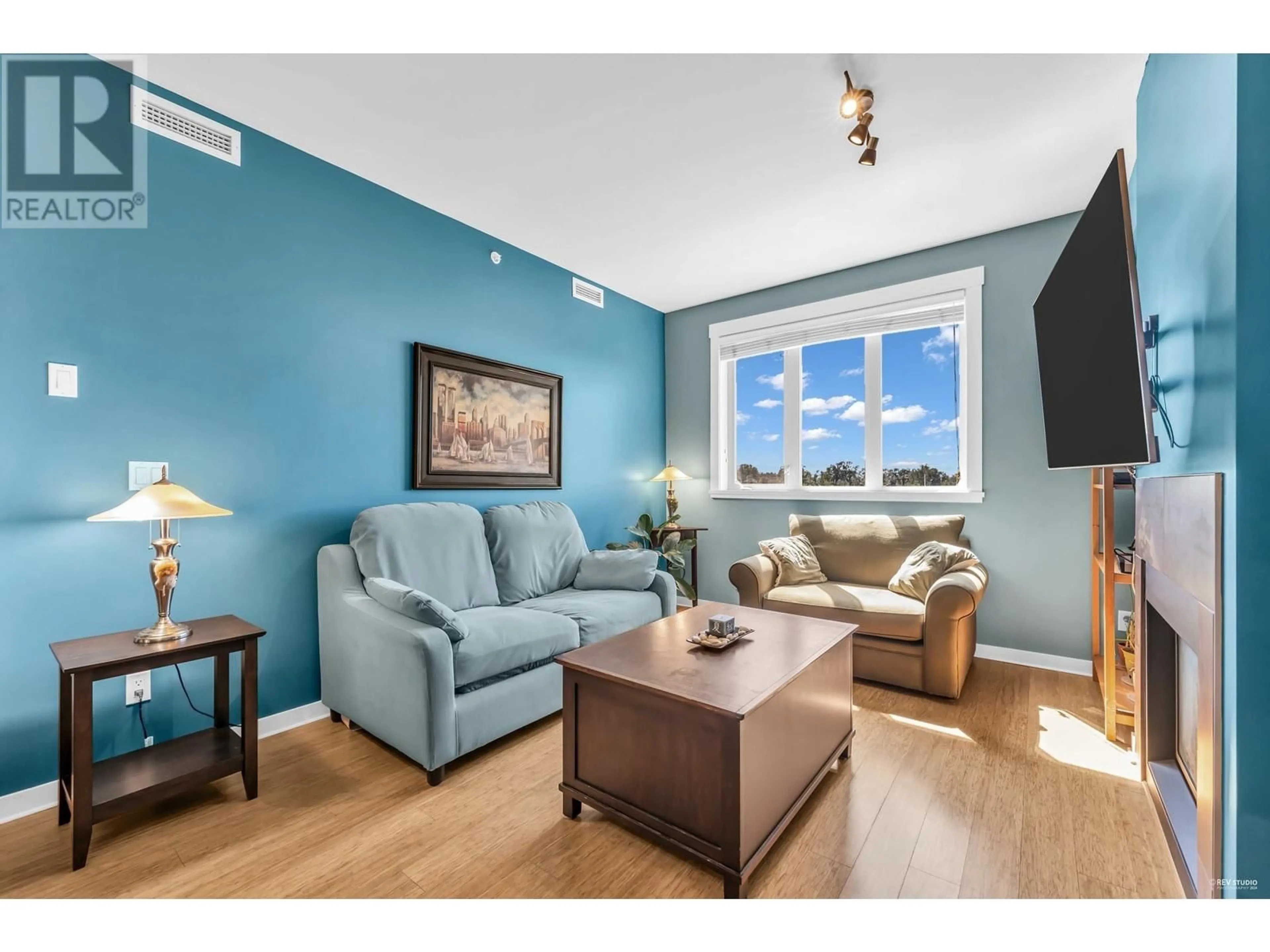 Living room, wood floors for 310 6077 LONDON ROAD, Richmond British Columbia V7E0A7