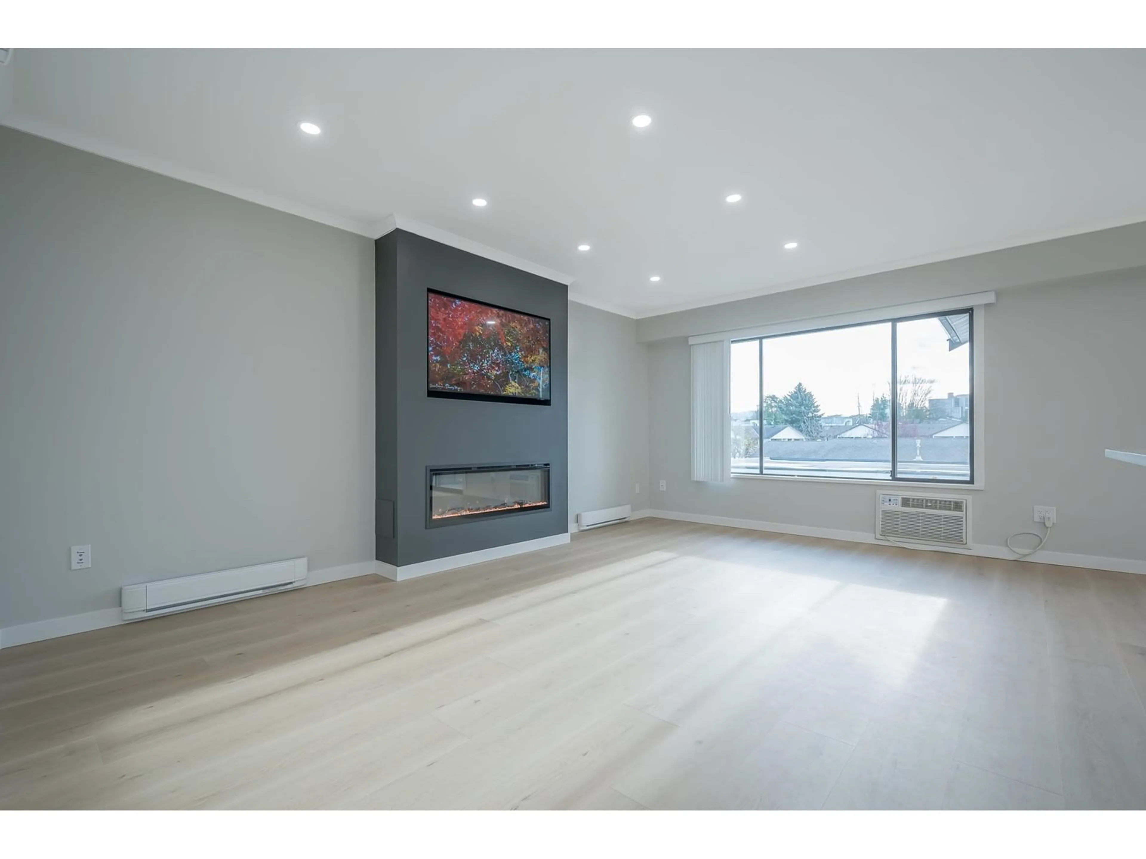 Living room, wood floors for 32 32959 GEORGE FERGUSON WAY, Abbotsford British Columbia V2S7W9