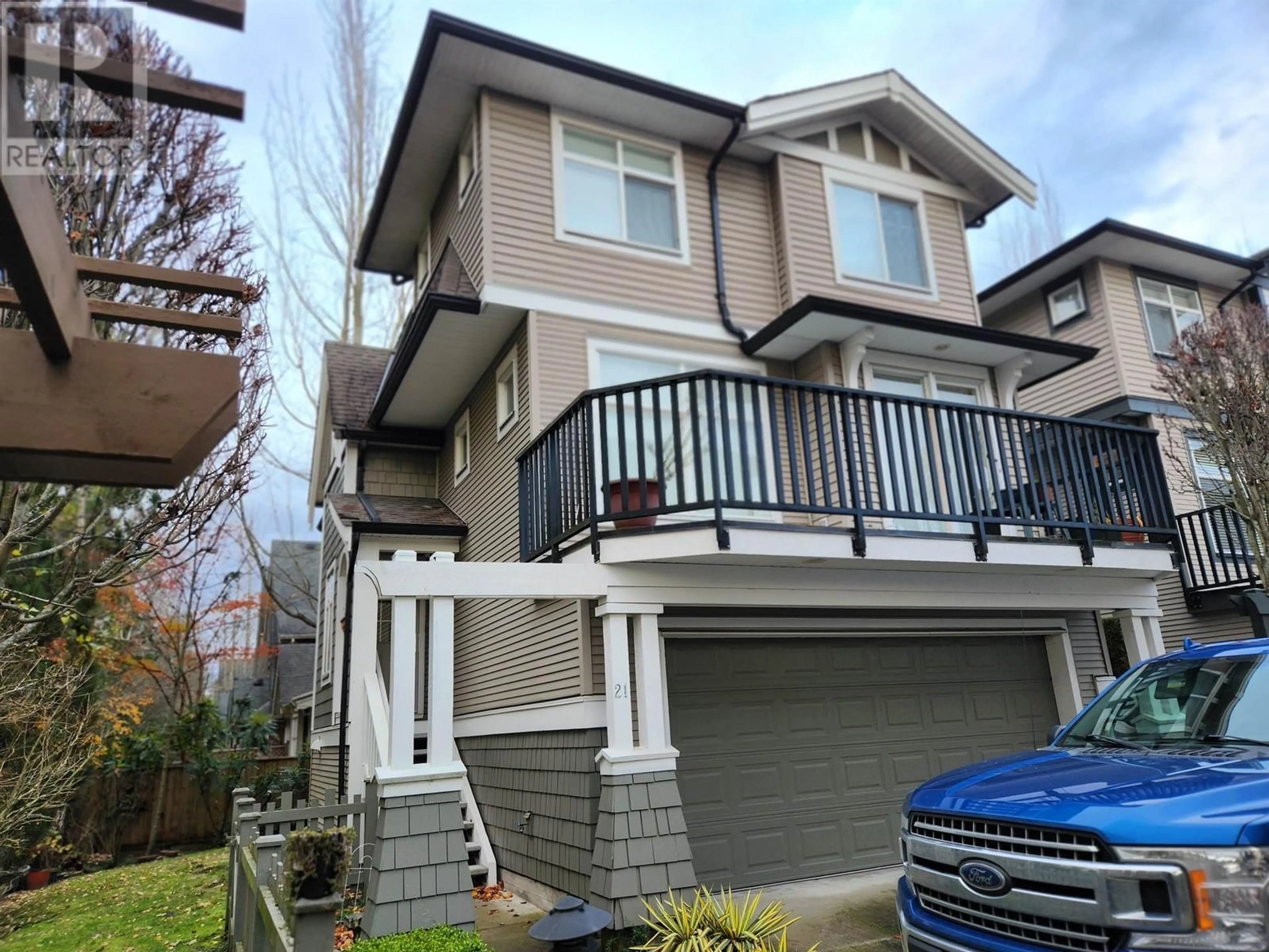 A pic from exterior of the house or condo, the fenced backyard for 21 9833 KEEFER AVENUE, Richmond British Columbia V6Y4M5