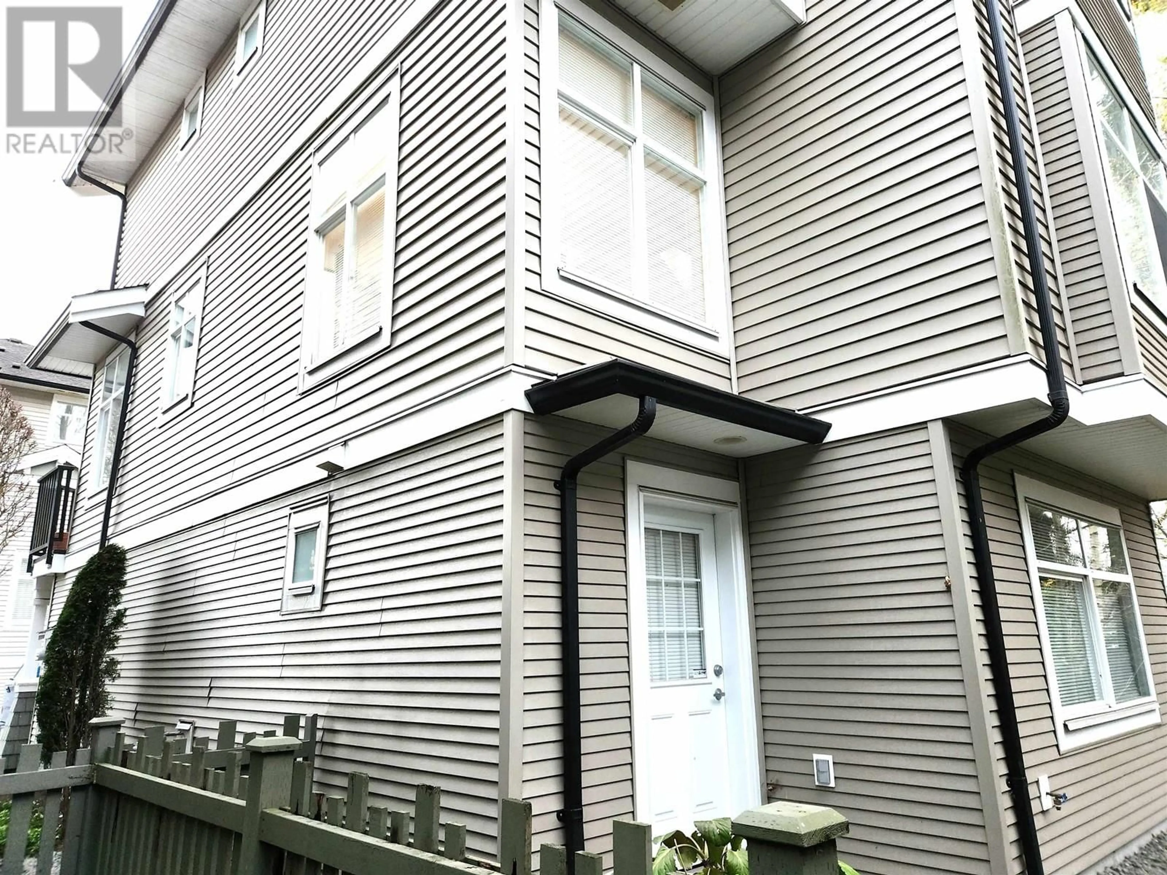 A pic from exterior of the house or condo, the front or back of building for 21 9833 KEEFER AVENUE, Richmond British Columbia V6Y4M5