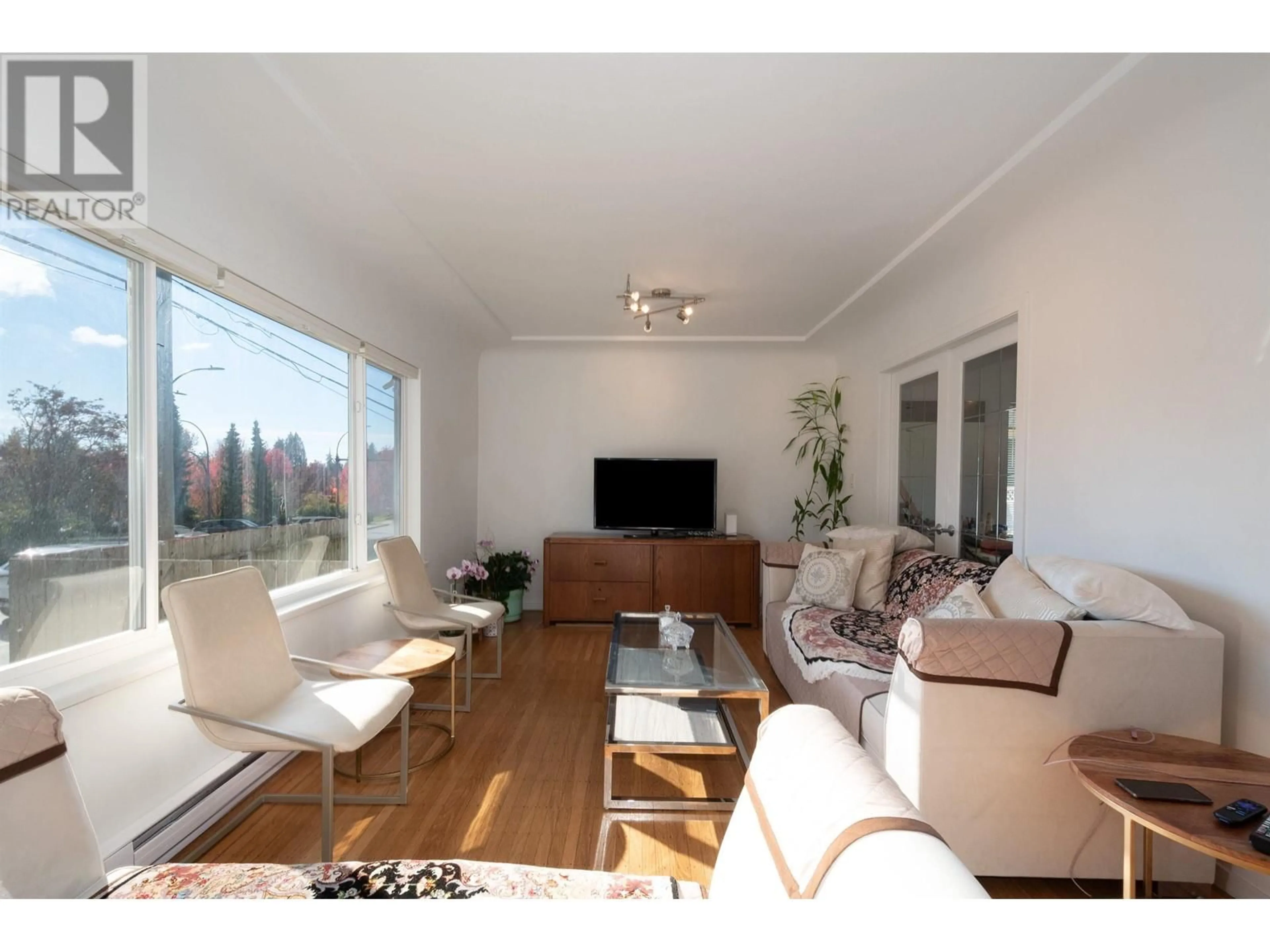 Living room, wood floors for 356 W 23RD STREET, North Vancouver British Columbia V7M2B5