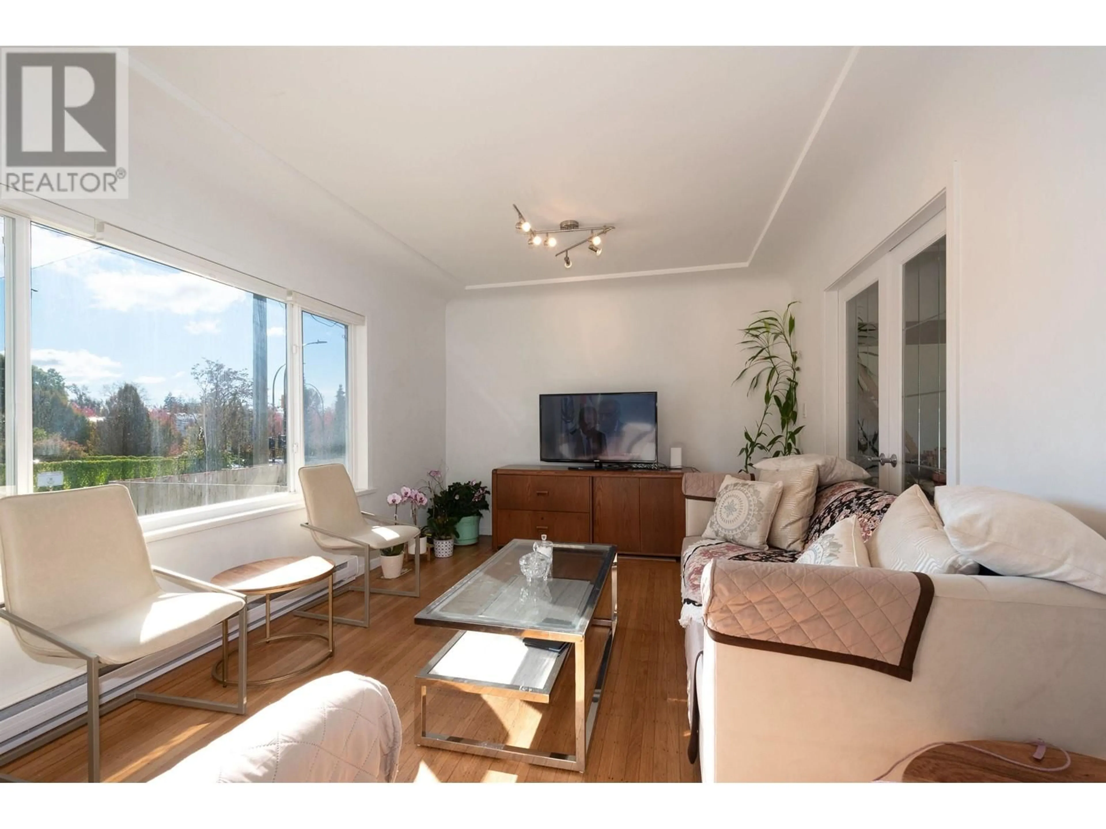 Living room, wood floors for 356 W 23RD STREET, North Vancouver British Columbia V7M2B5