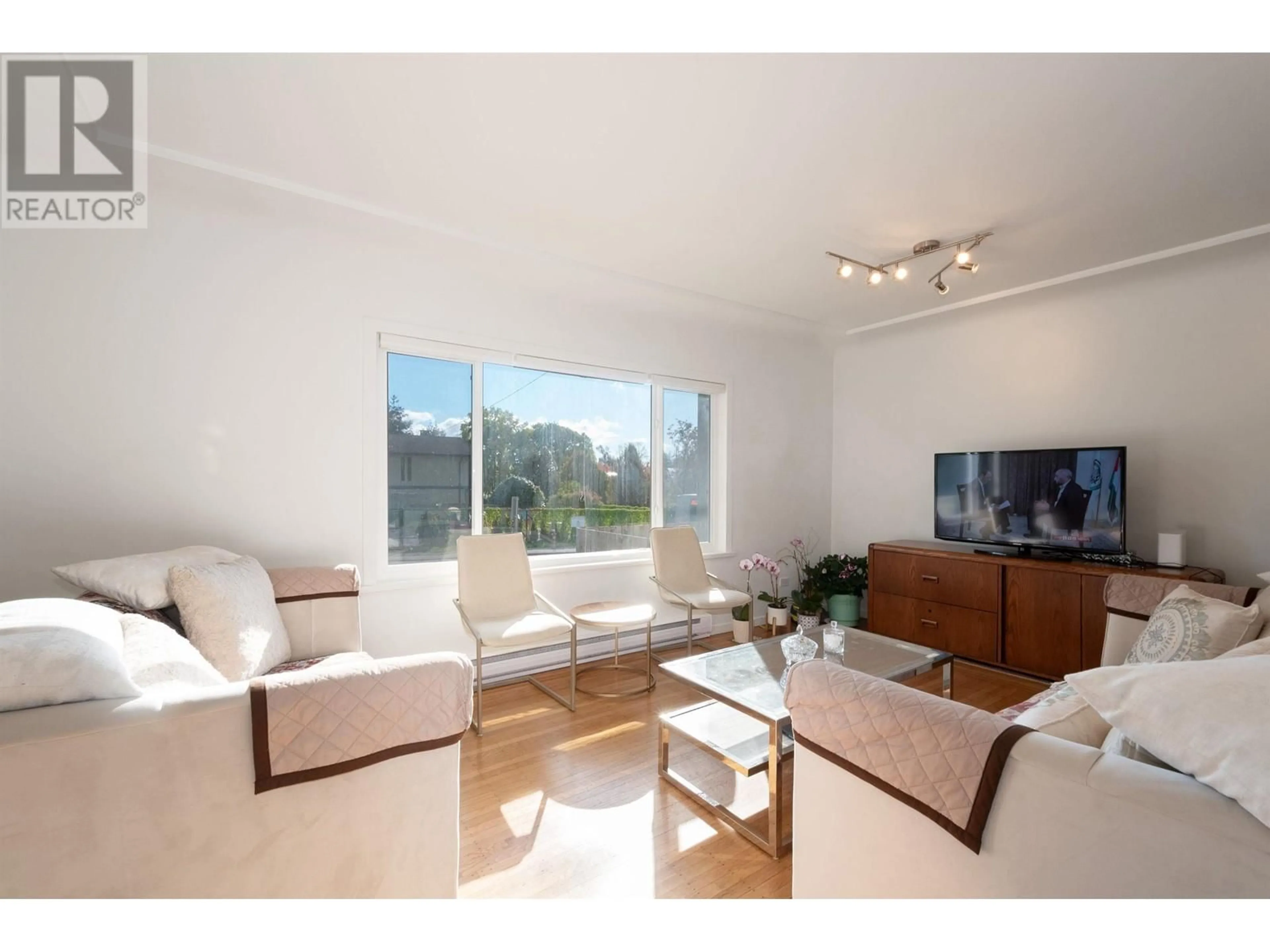 Living room, wood floors for 356 W 23RD STREET, North Vancouver British Columbia V7M2B5