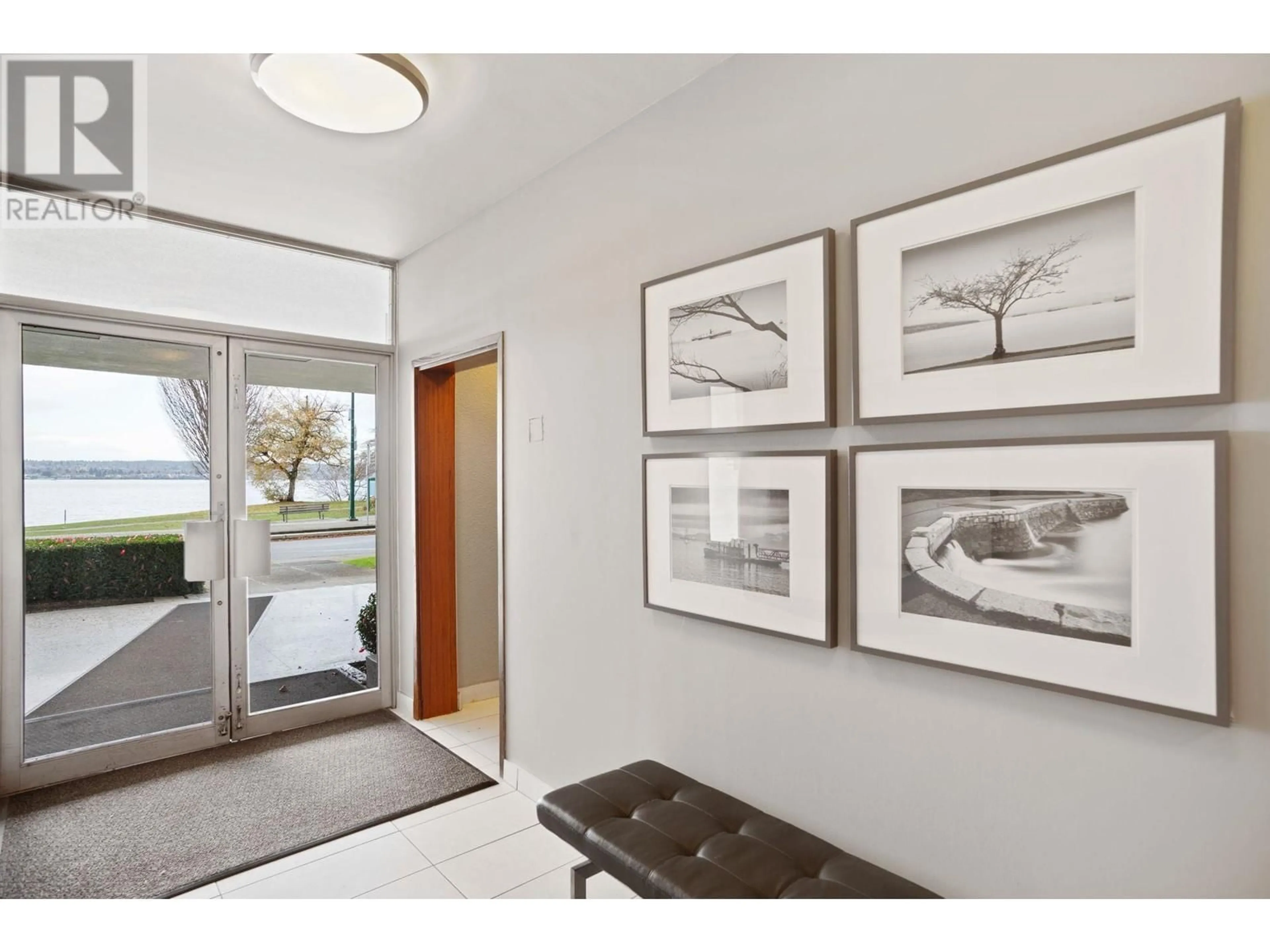 Indoor entryway, wood floors for 304 2095 BEACH AVENUE, Vancouver British Columbia V6G1Z3