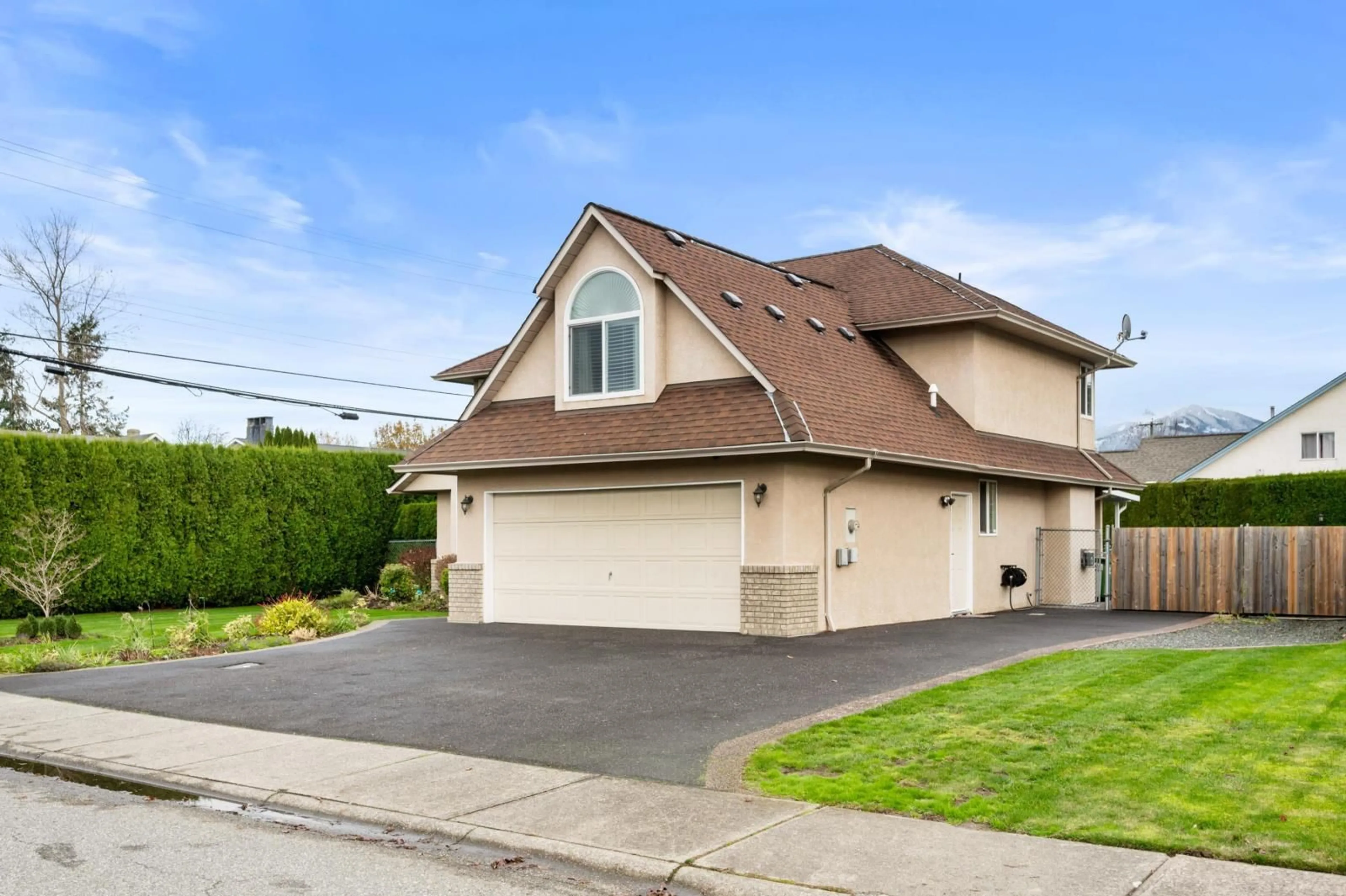 Frontside or backside of a home, the street view for 46311 JOHN PLACE|Sardis South, Chilliwack British Columbia V2R3S6