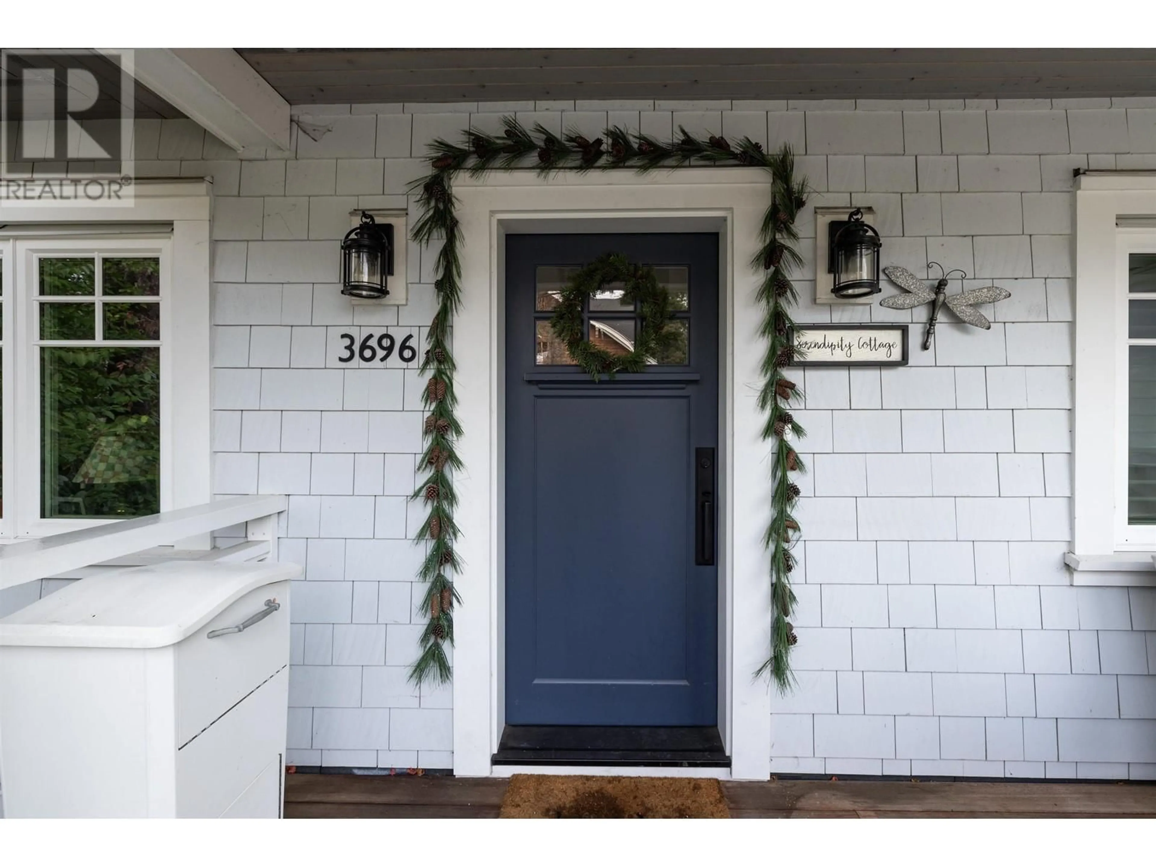 Indoor entryway, wood floors for 3696 W 2ND AVENUE, Vancouver British Columbia V6R1J7