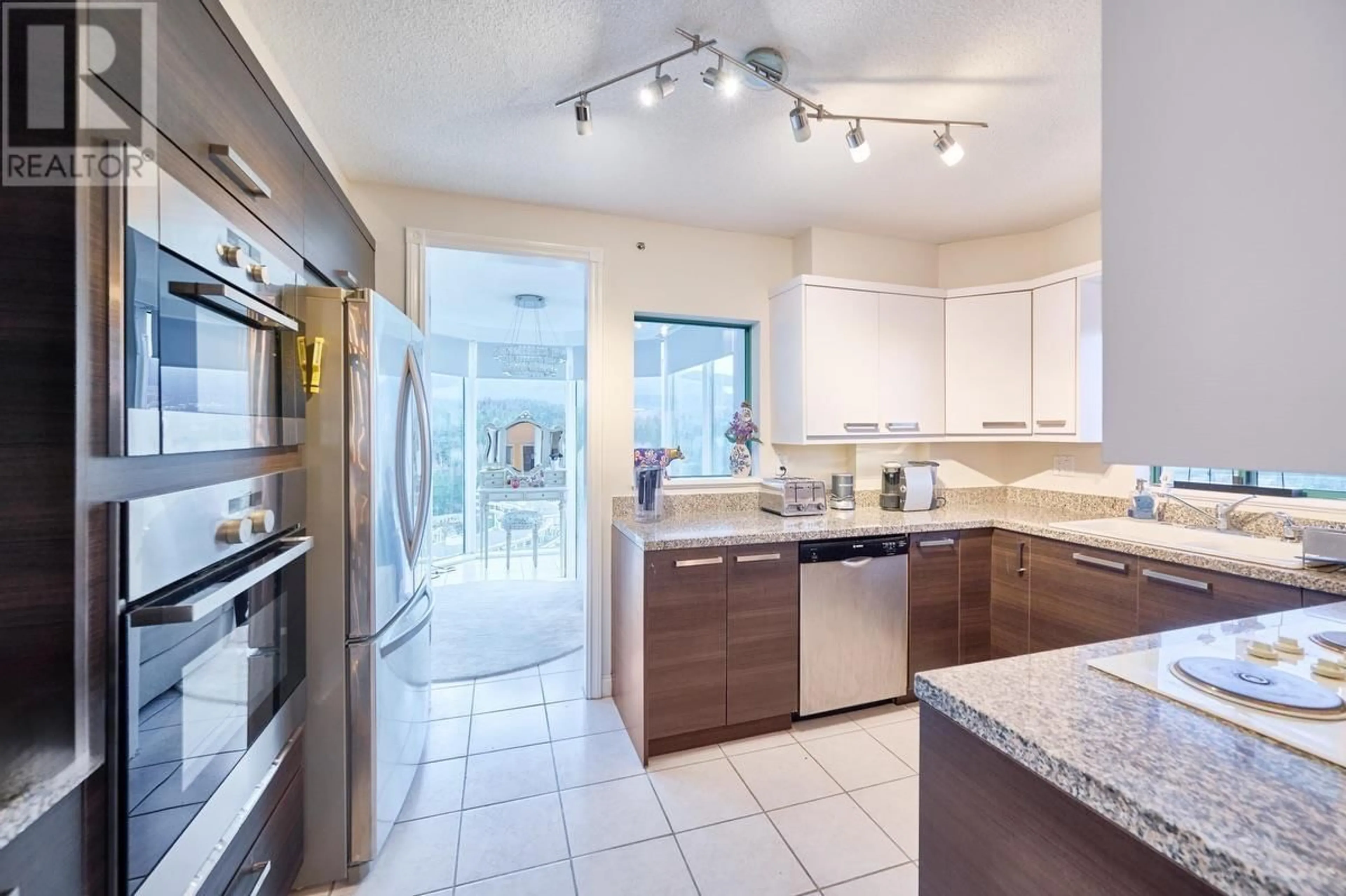 Contemporary kitchen, ceramic floors for 19A 338 TAYLOR WAY, West Vancouver British Columbia V7T2Y1