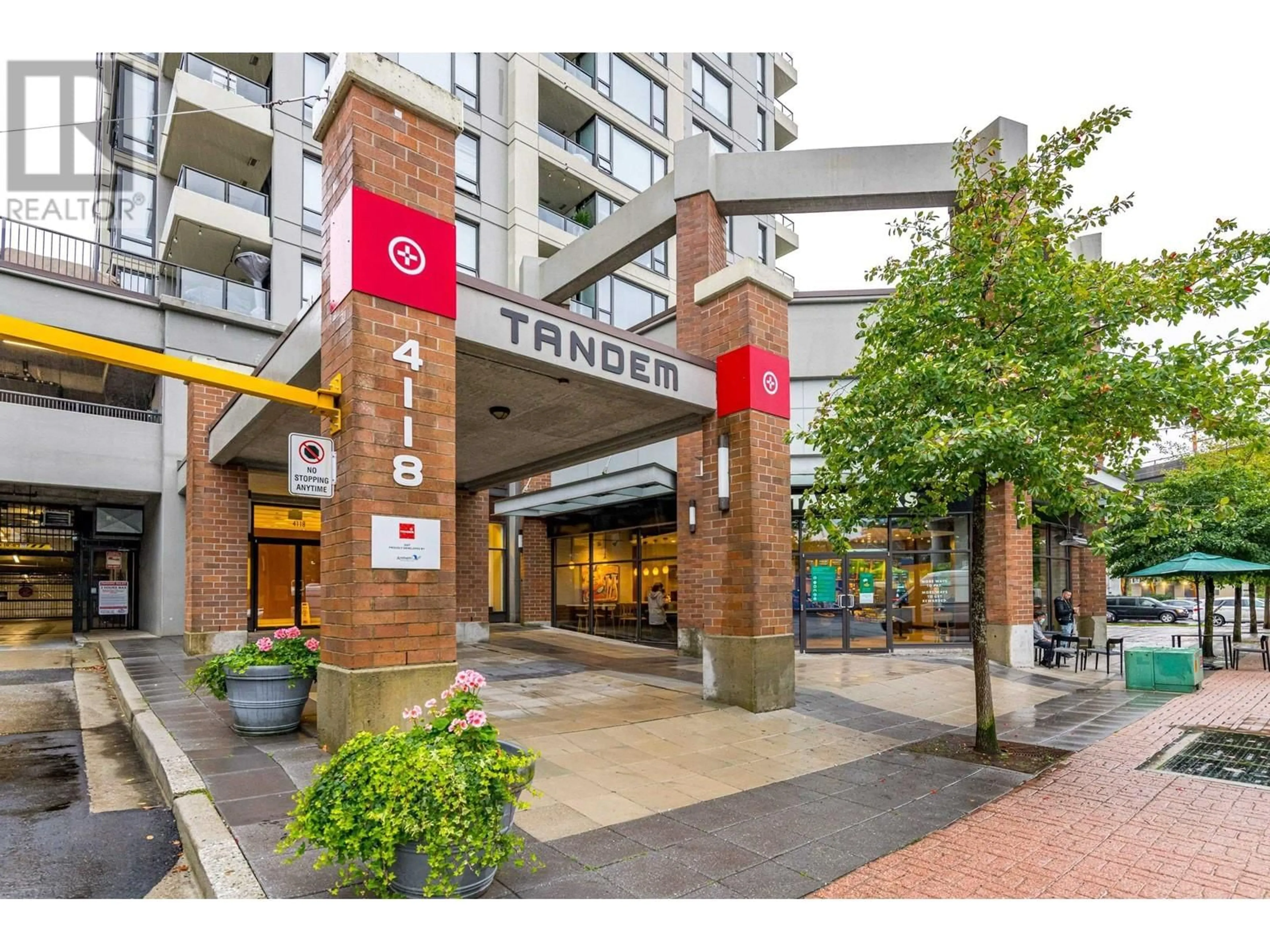 Indoor foyer for 1105 4118 DAWSON STREET, Burnaby British Columbia V5C0A3