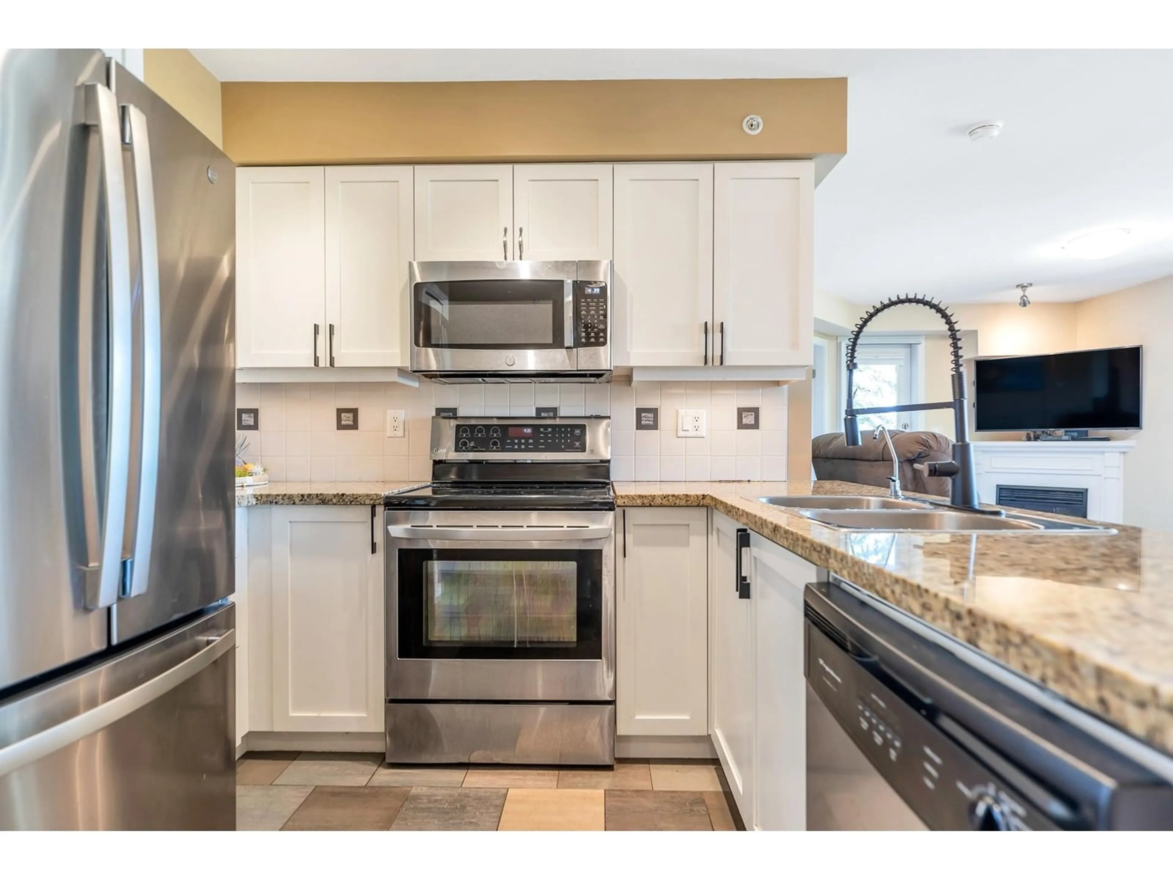 Open concept kitchen for 405 2511 KING GEORGE BOULEVARD, Surrey British Columbia V4P0C7