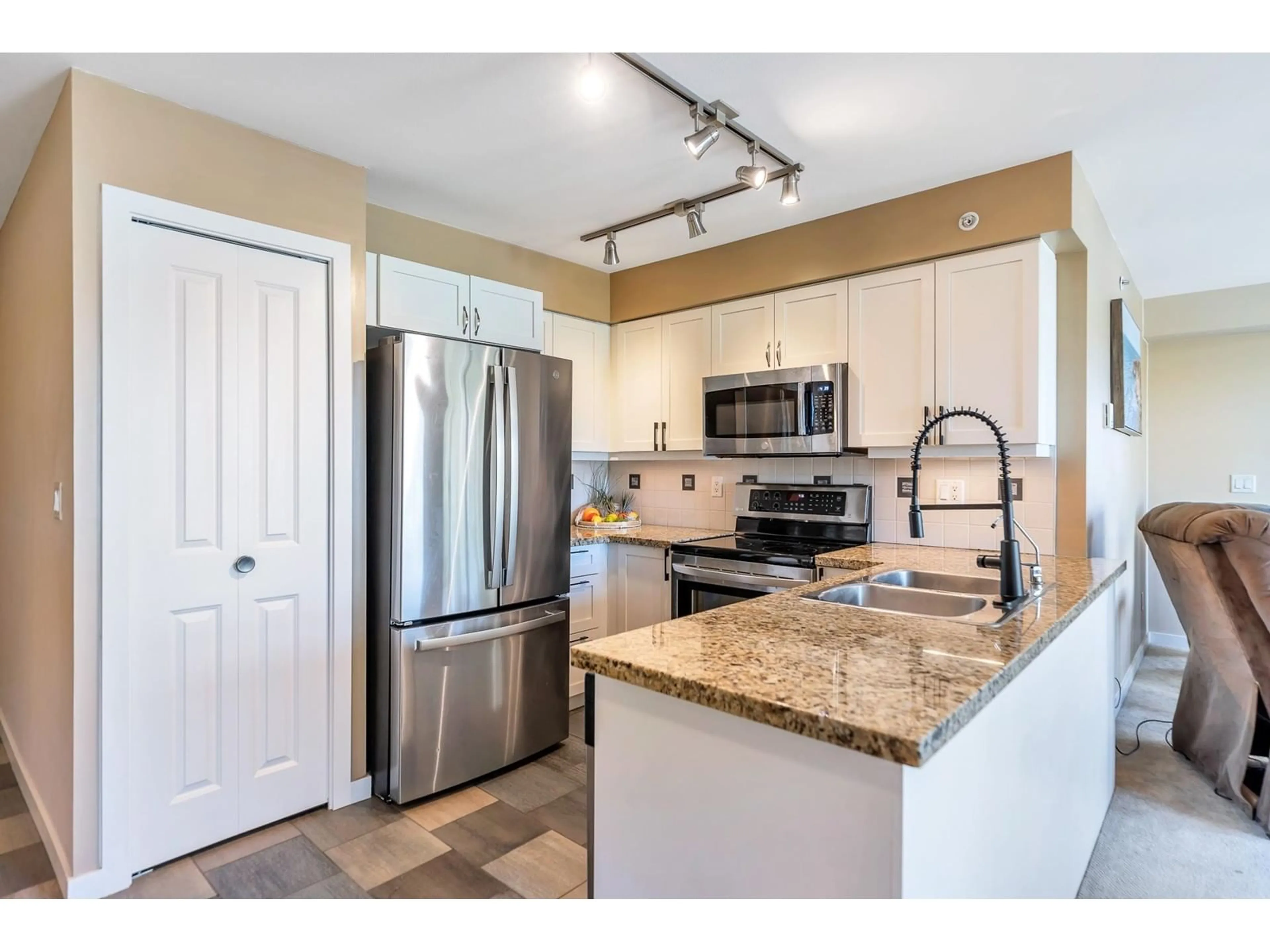 Standard kitchen for 405 2511 KING GEORGE BOULEVARD, Surrey British Columbia V4P0C7