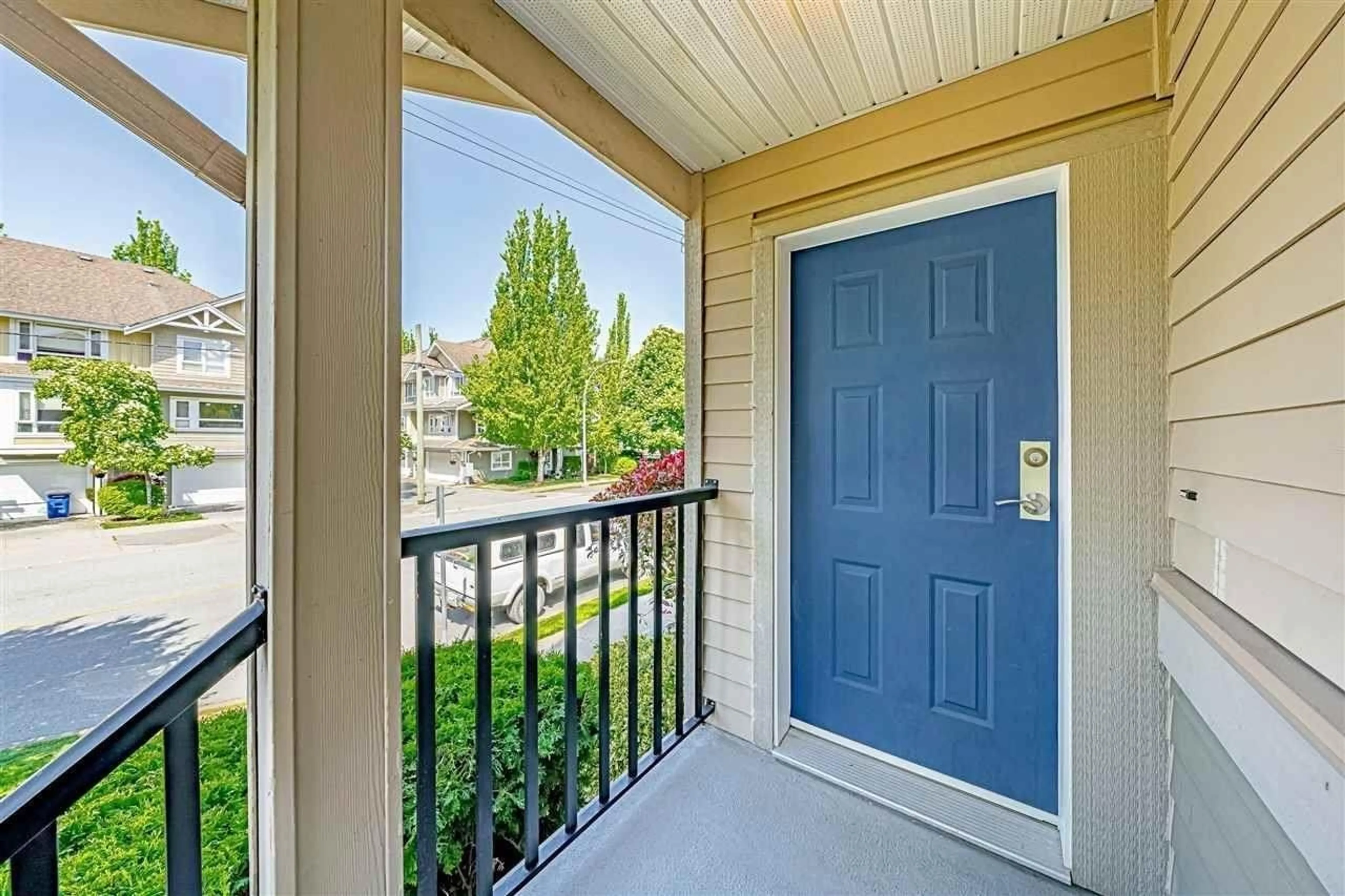 Indoor entryway, wood floors for 9 5388 201A STREET, Langley British Columbia V3A1S6