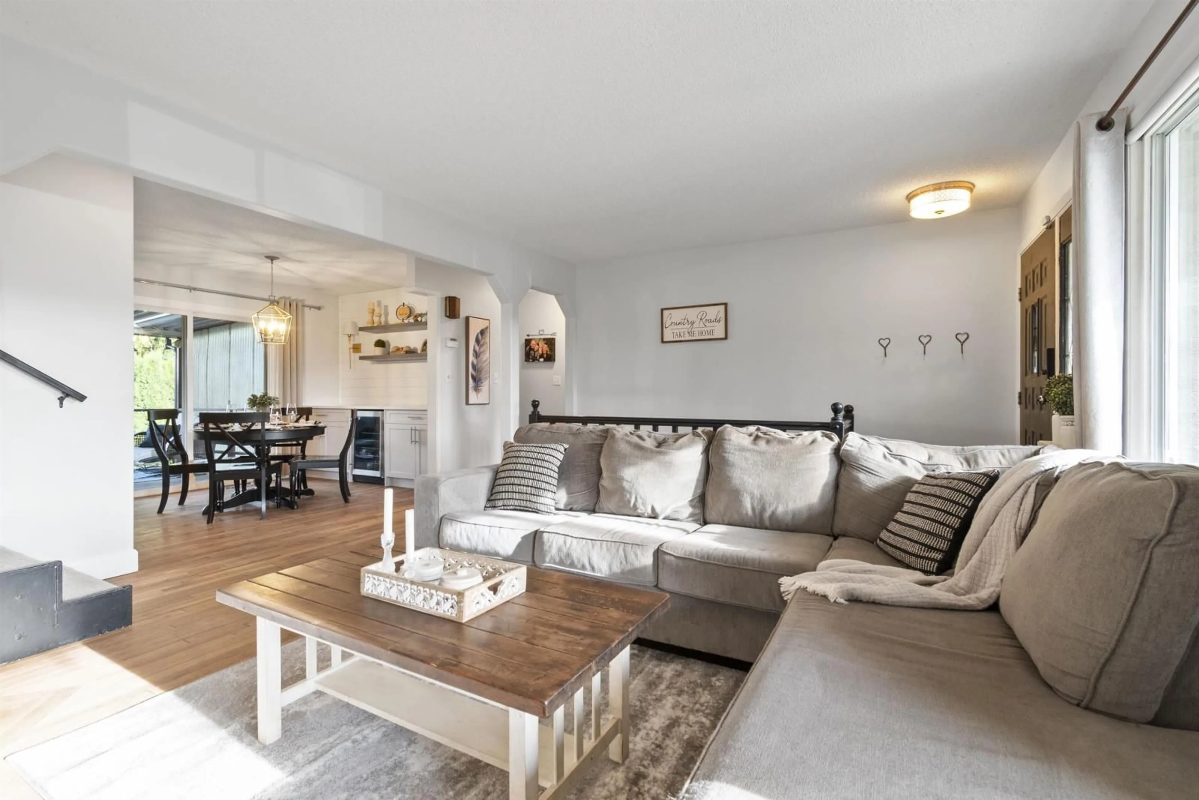 Living room, wood floors for 48217 YALE ROAD, Chilliwack British Columbia V4Z0A8