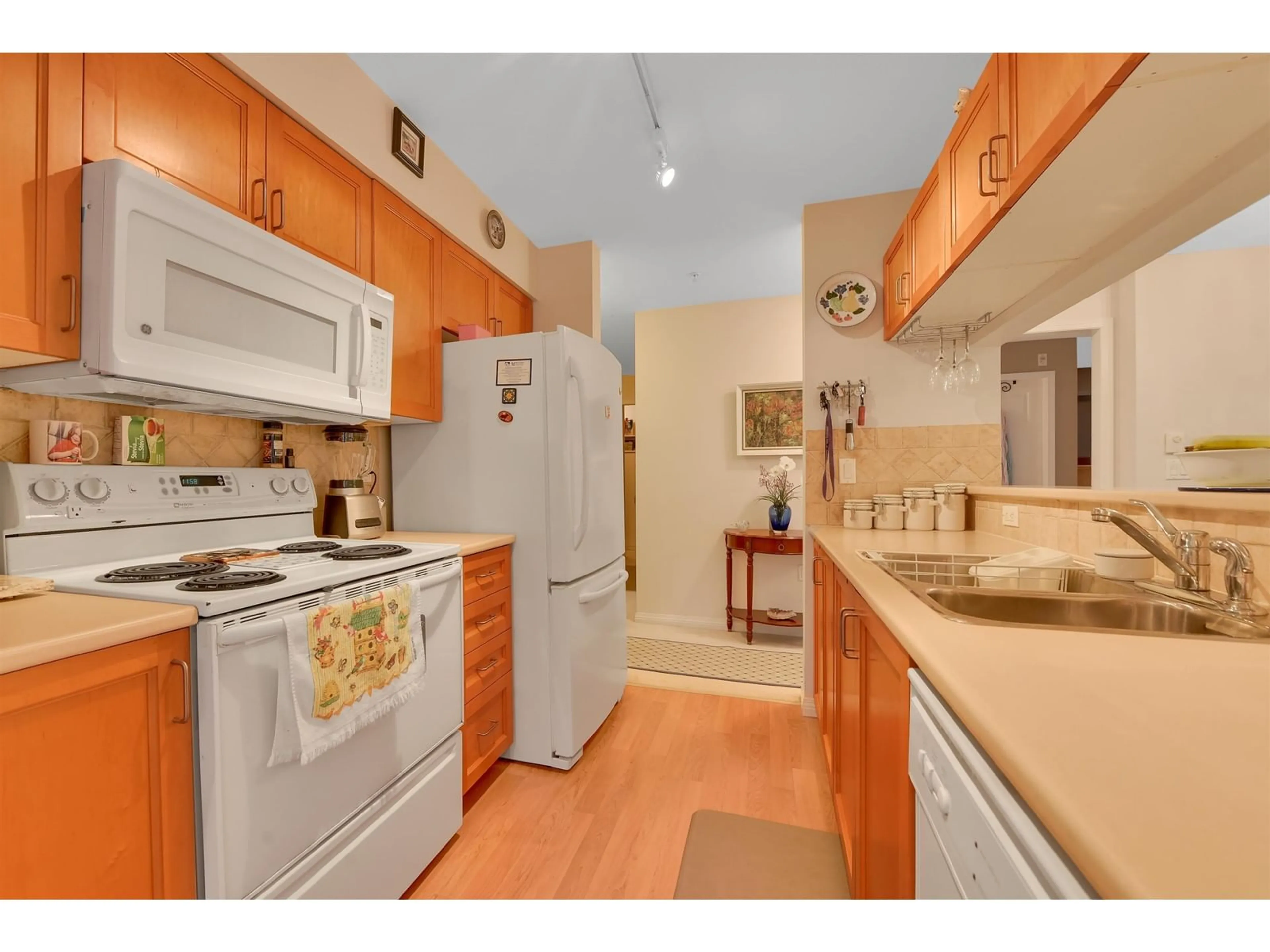 Standard kitchen, wood floors, cottage for 207 2167 152 STREET, Surrey British Columbia V4A4P1