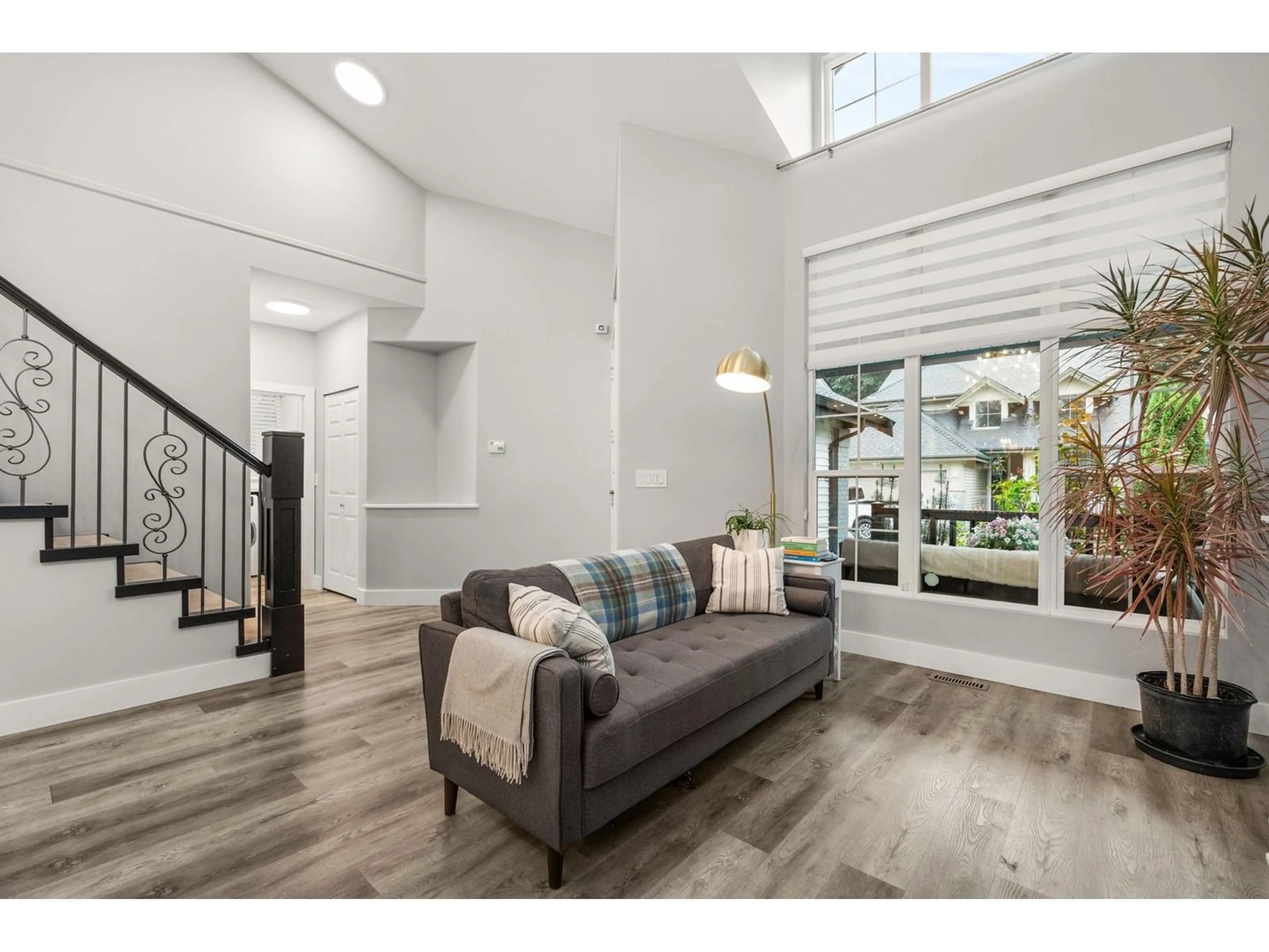 Indoor entryway, wood floors for 20813 97 AVENUE, Langley British Columbia V1M3Z1