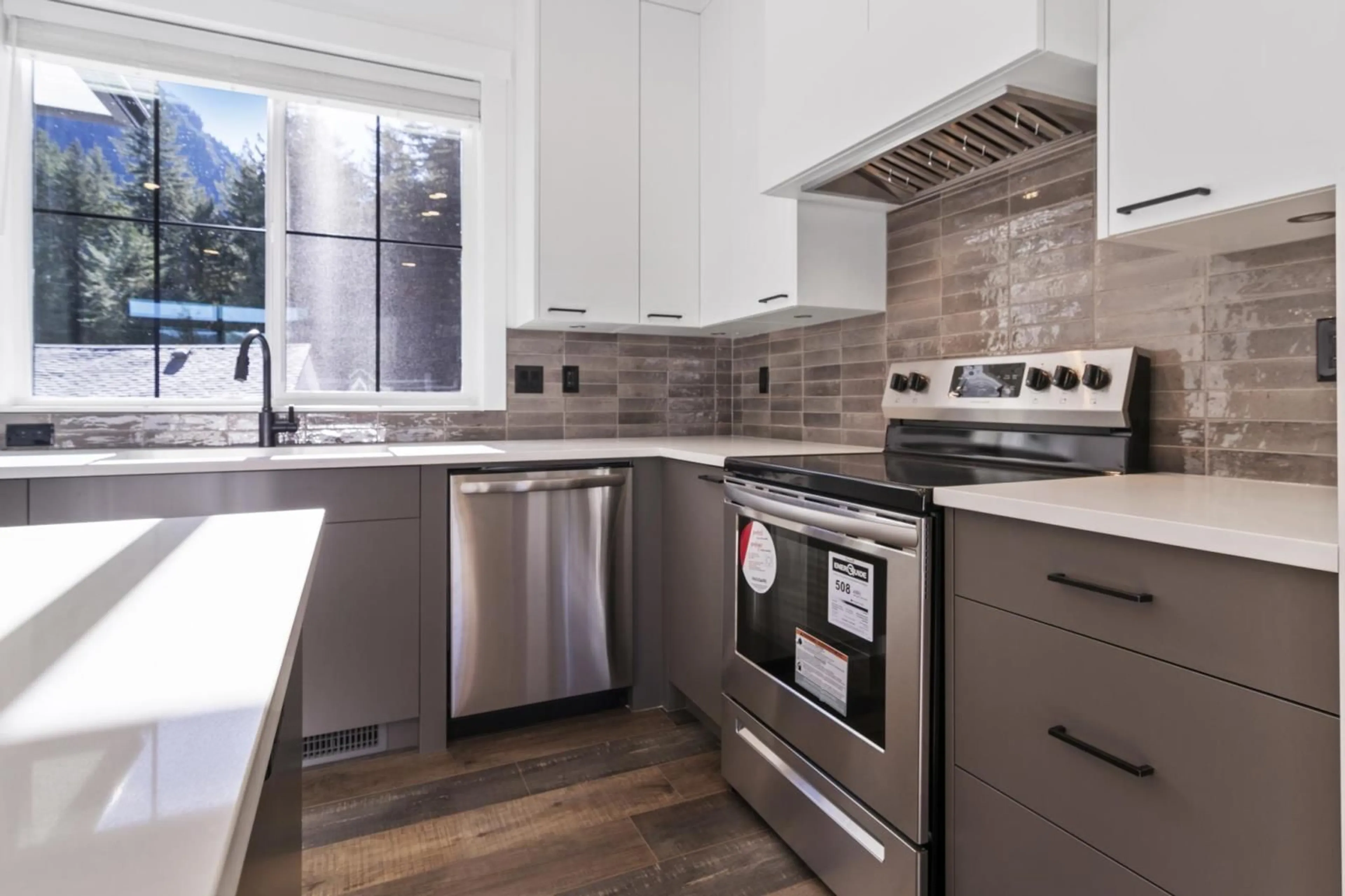 Contemporary kitchen, wood floors, mountain for 63886 BEECH AVENUE, Hope British Columbia V0X1L2