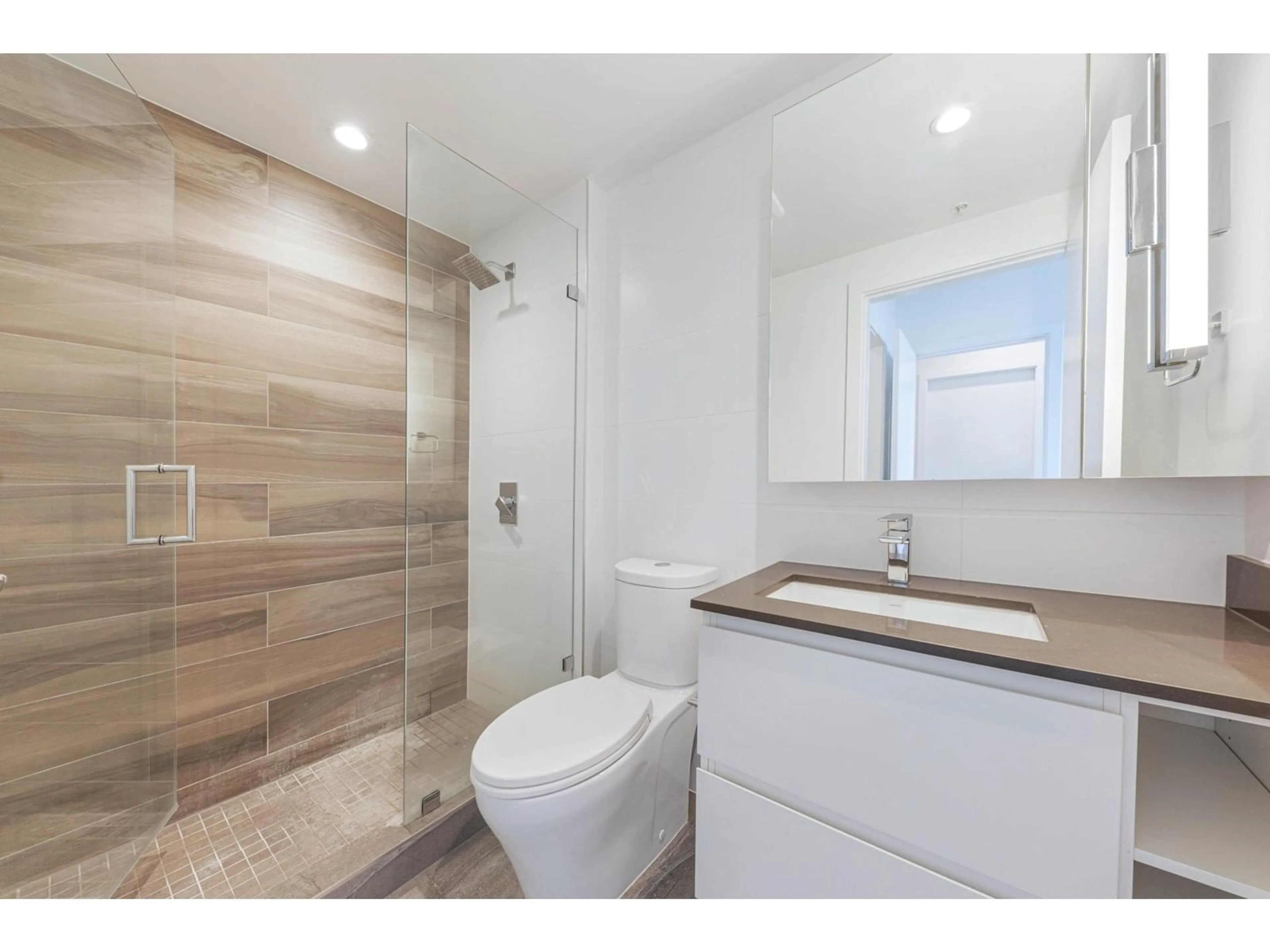 Standard bathroom for 2704 13615 FRASER HIGHWAY, Surrey British Columbia V3T0P7