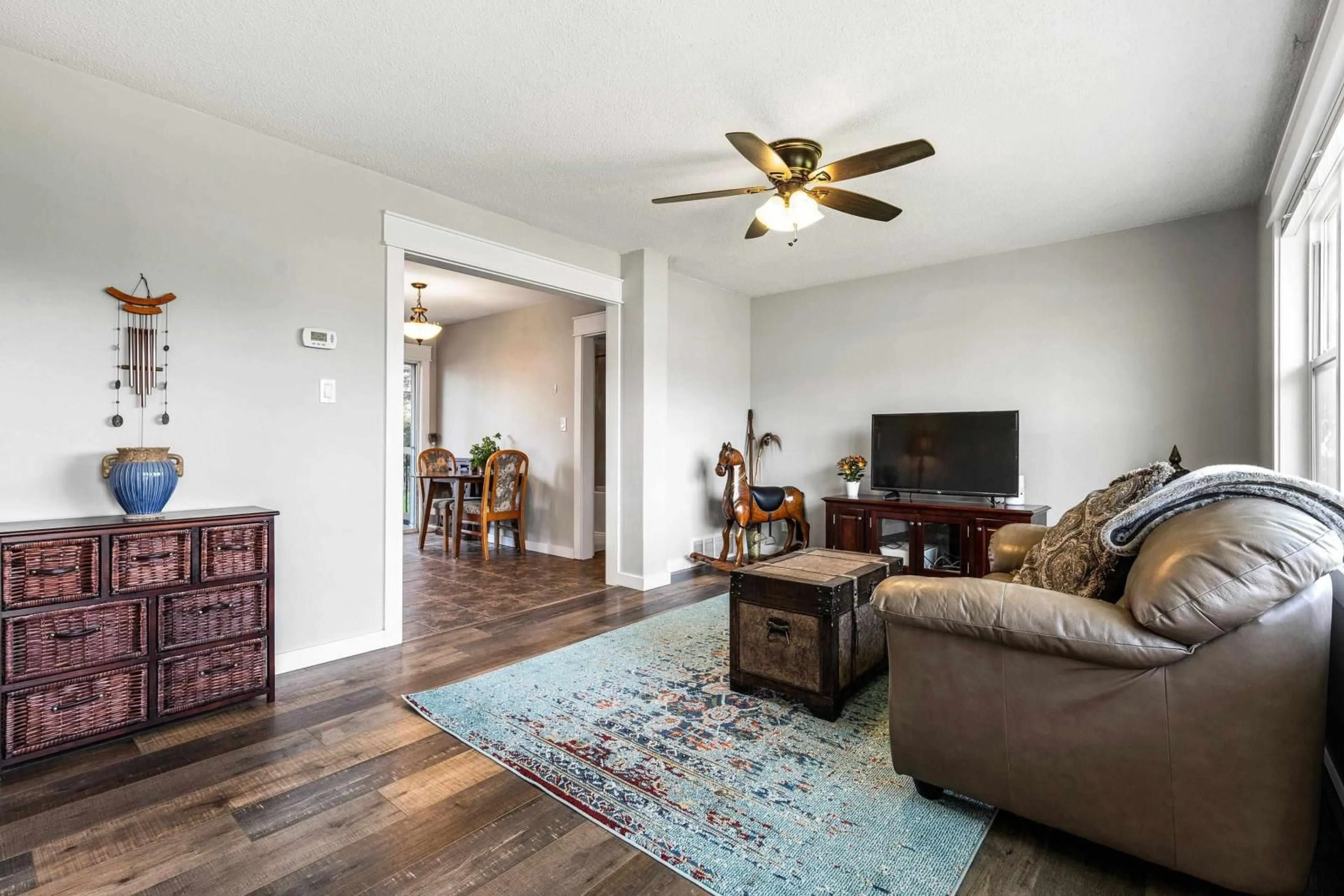 Living room, wood floors for 10152 FAIRVIEW DRIVE, Chilliwack British Columbia V2P5J4