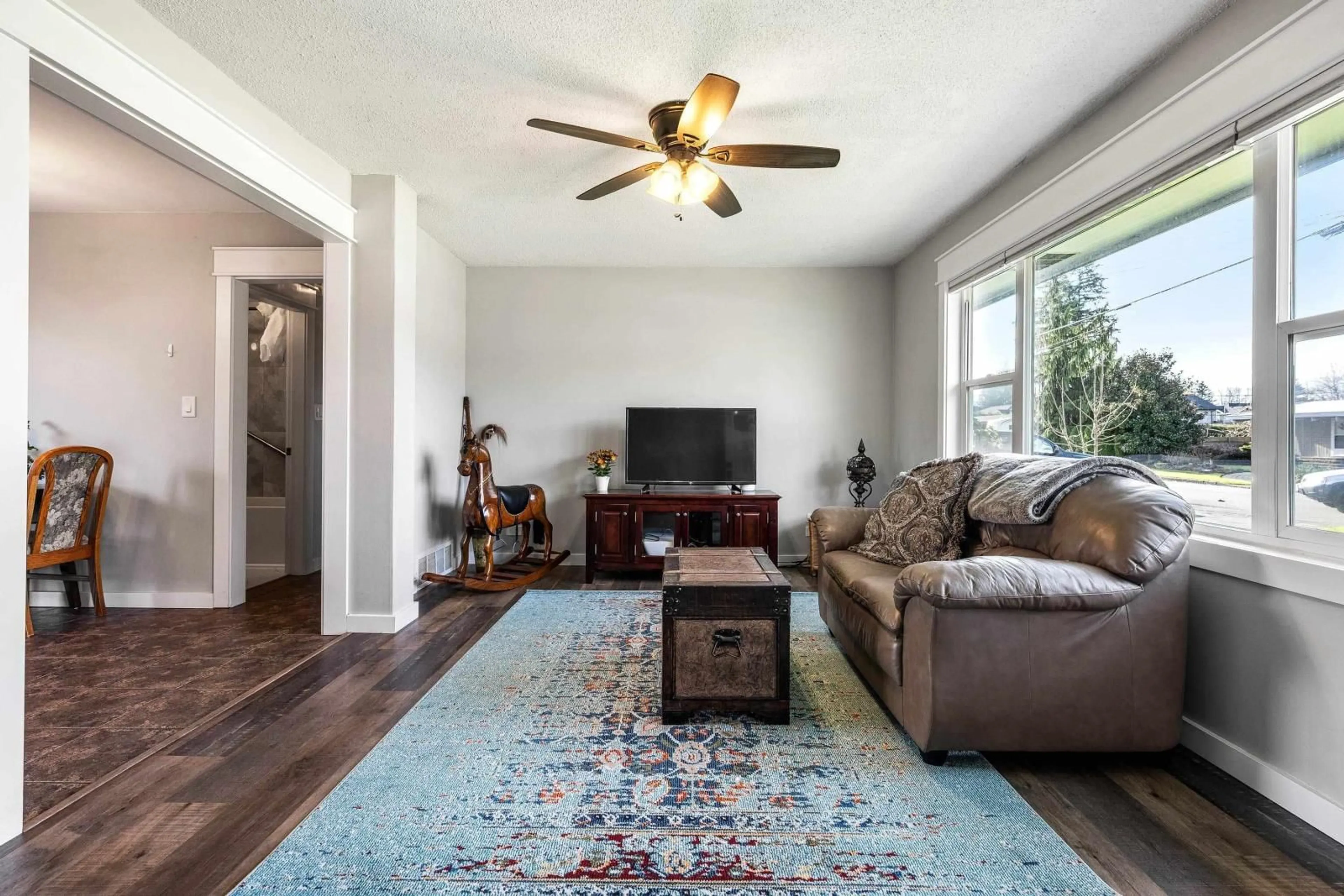 Living room, wood floors for 10152 FAIRVIEW DRIVE, Chilliwack British Columbia V2P5J4