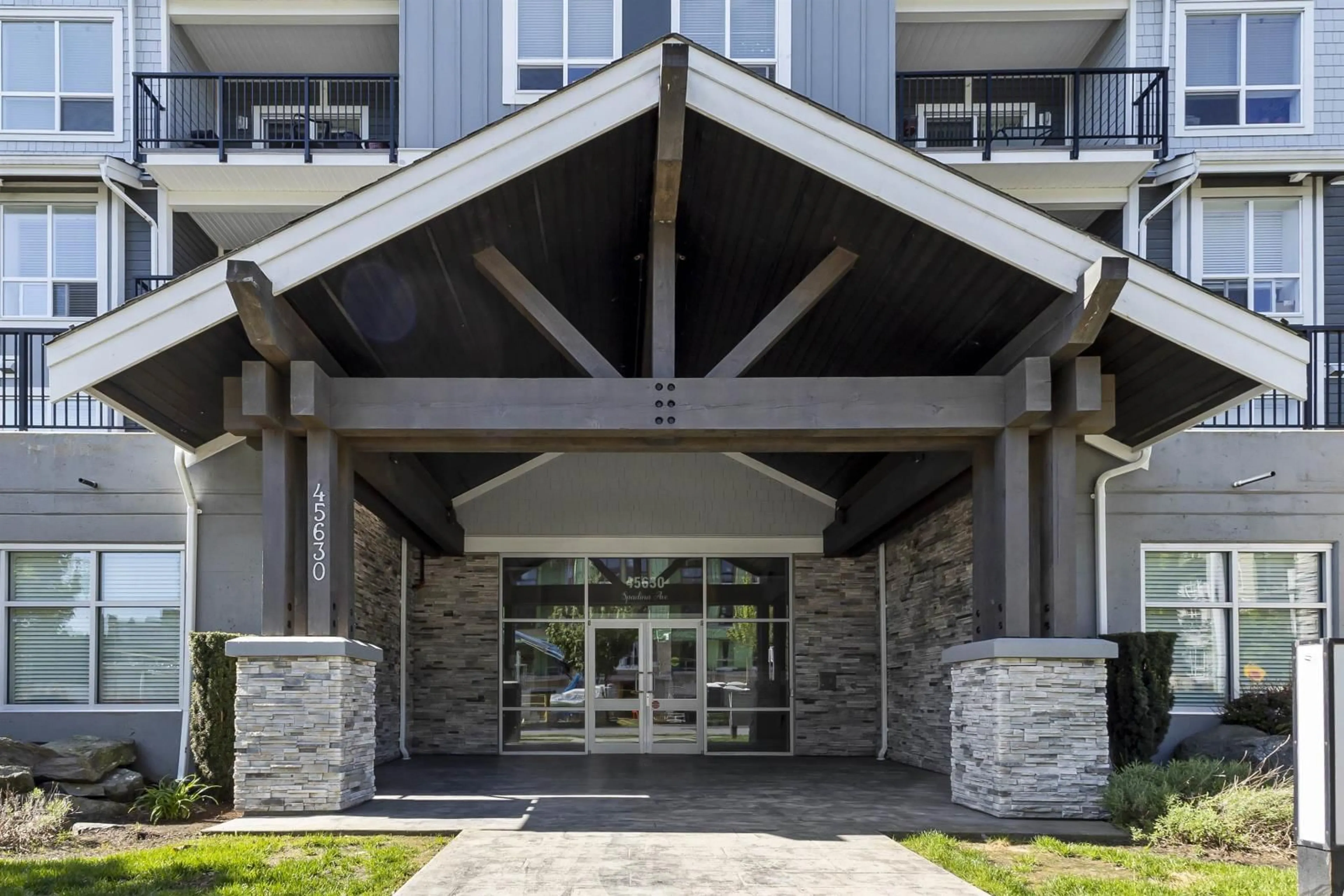 Indoor foyer, cement floor for 205 45630 SPADINA AVENUE, Chilliwack British Columbia V2P0G9