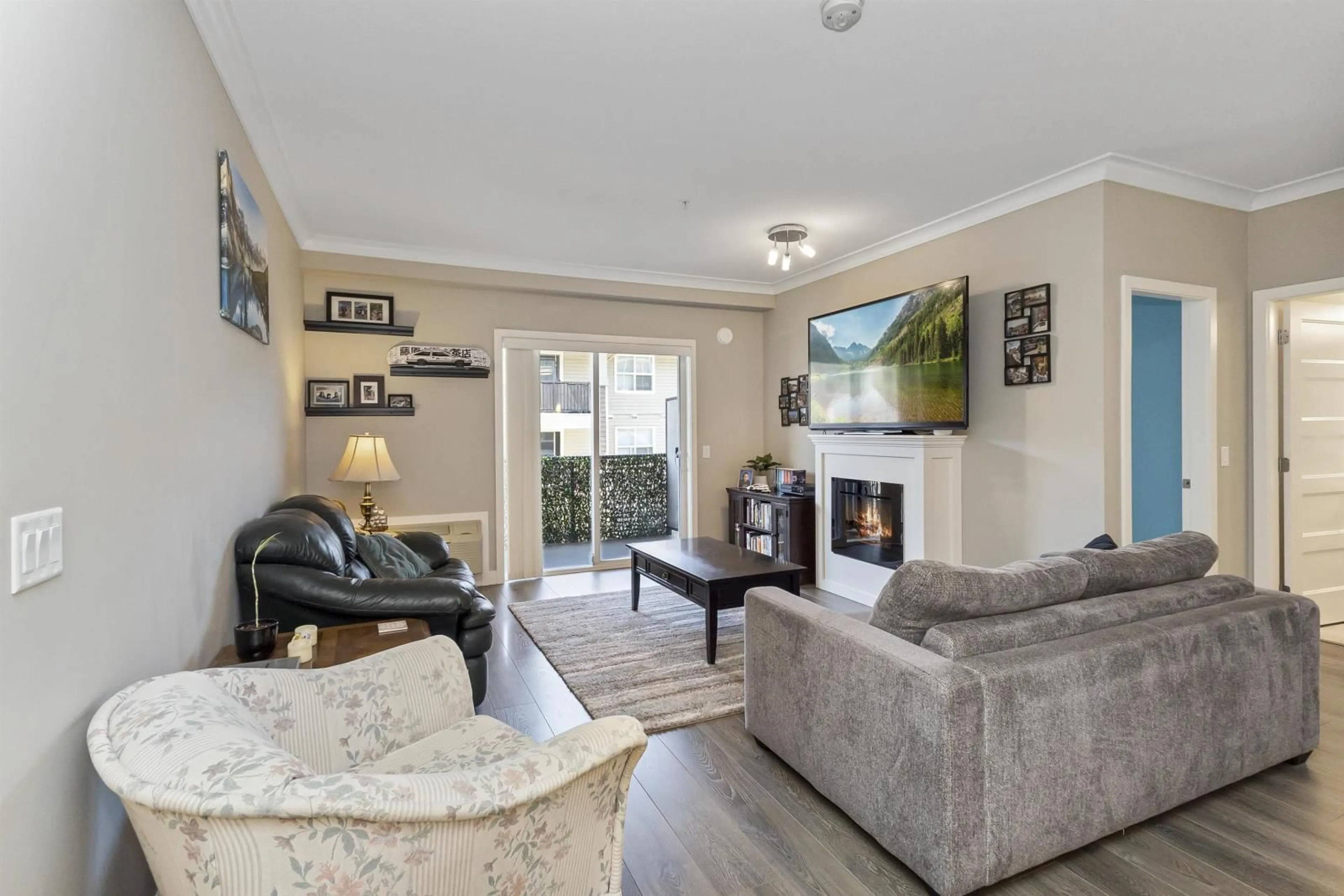 Living room, wood floors for 205 45630 SPADINA AVENUE, Chilliwack British Columbia V2P0G9