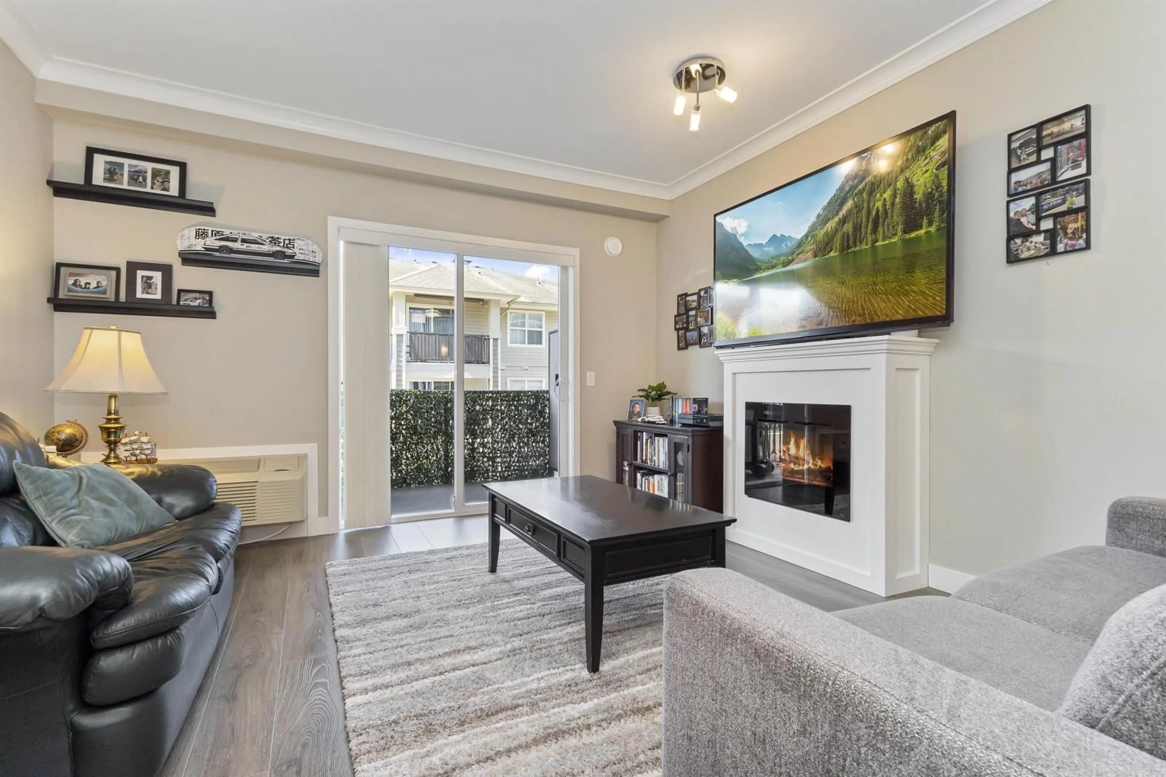 Living room, wood floors for 205 45630 SPADINA AVENUE, Chilliwack British Columbia V2P0G9