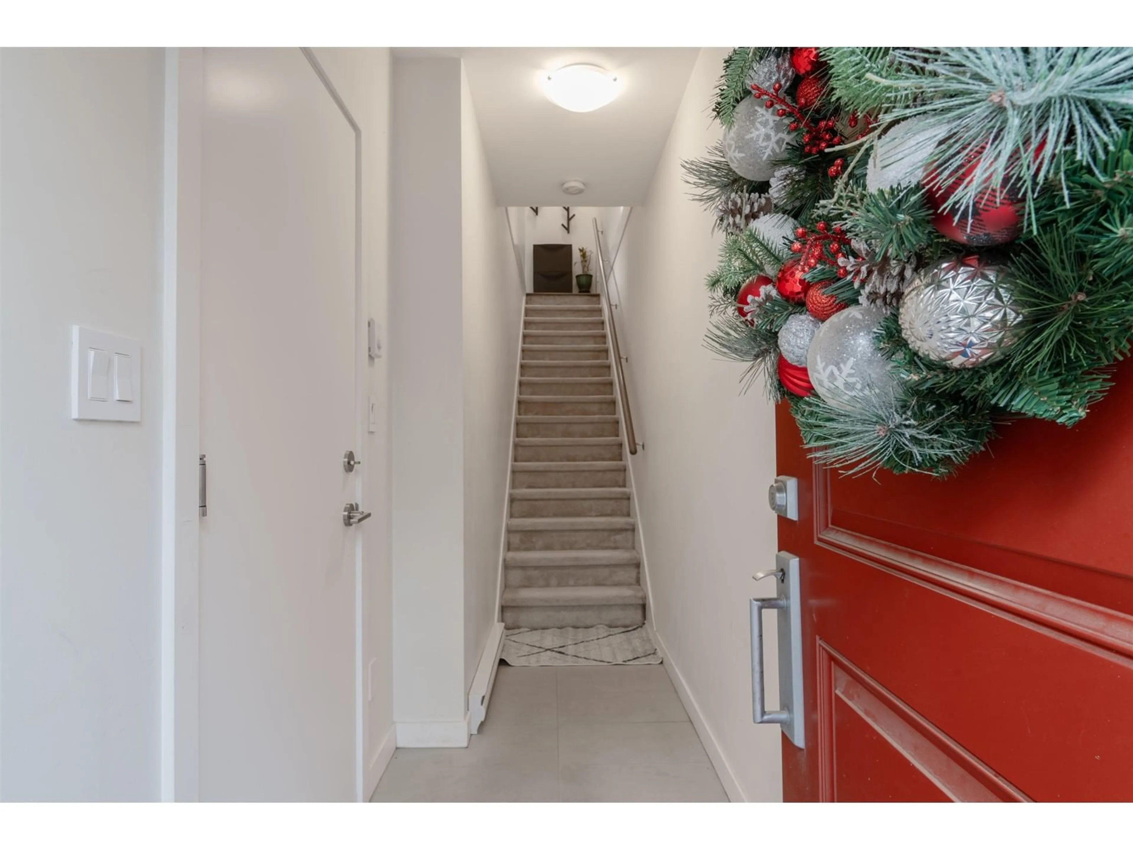 Indoor entryway, wood floors for 21 2796 ALLWOOD STREET, Abbotsford British Columbia V2T0J4