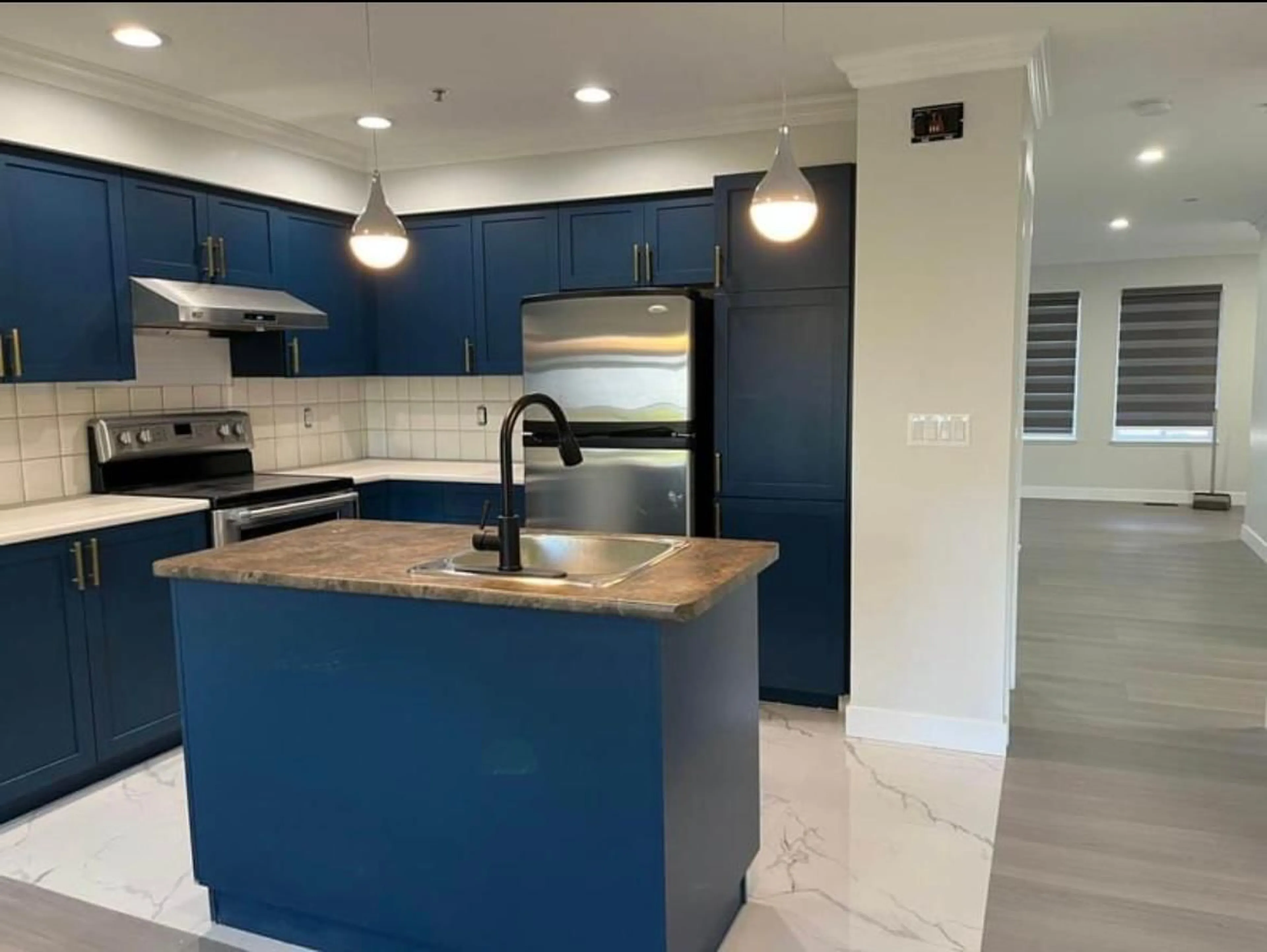 Open concept kitchen, ceramic/tile floor for 10 - 12040 68, Surrey British Columbia V3W1P5