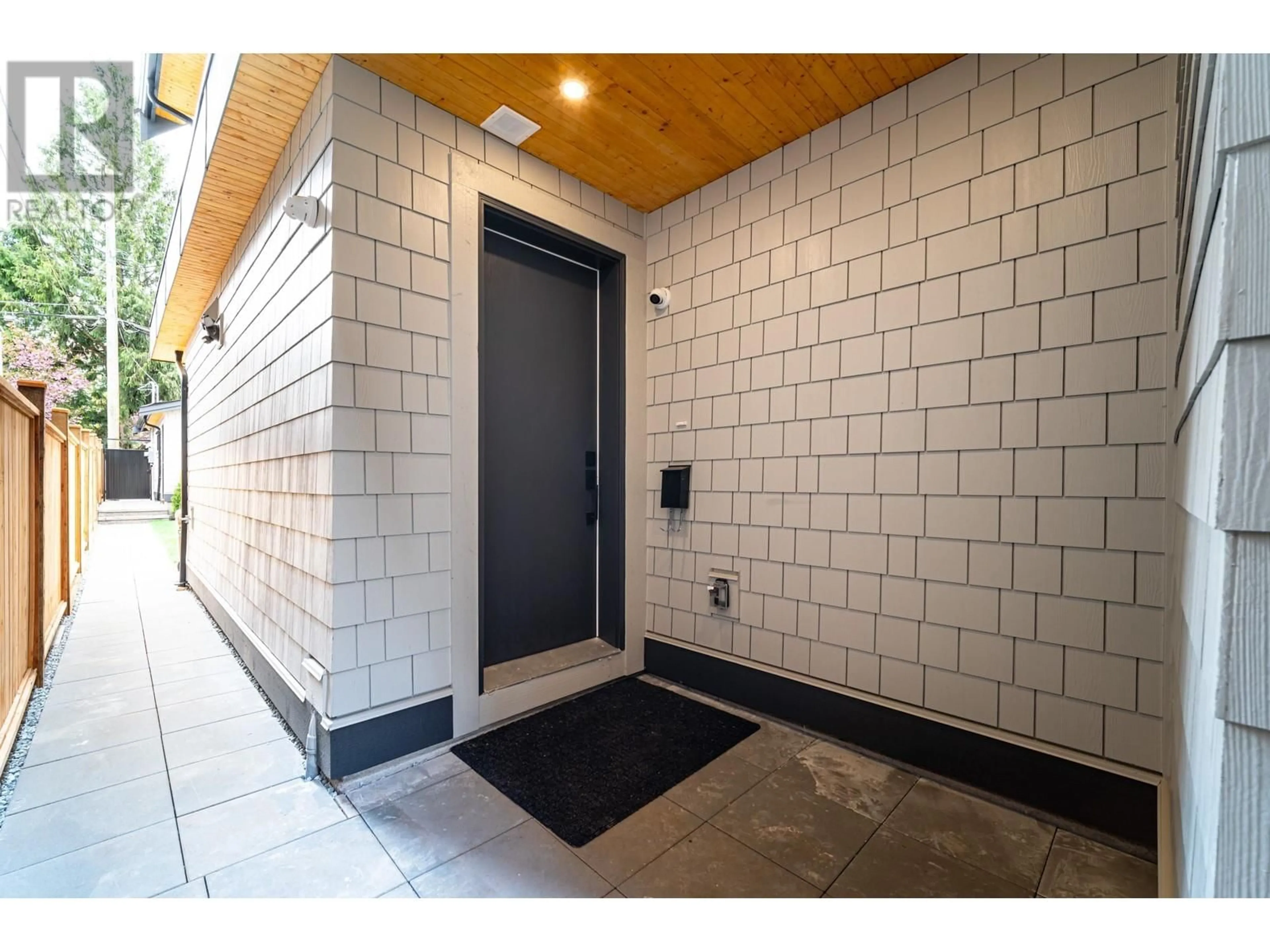 Indoor entryway, cement floor for 968 W 17TH AVENUE, Vancouver British Columbia V5Z1V4