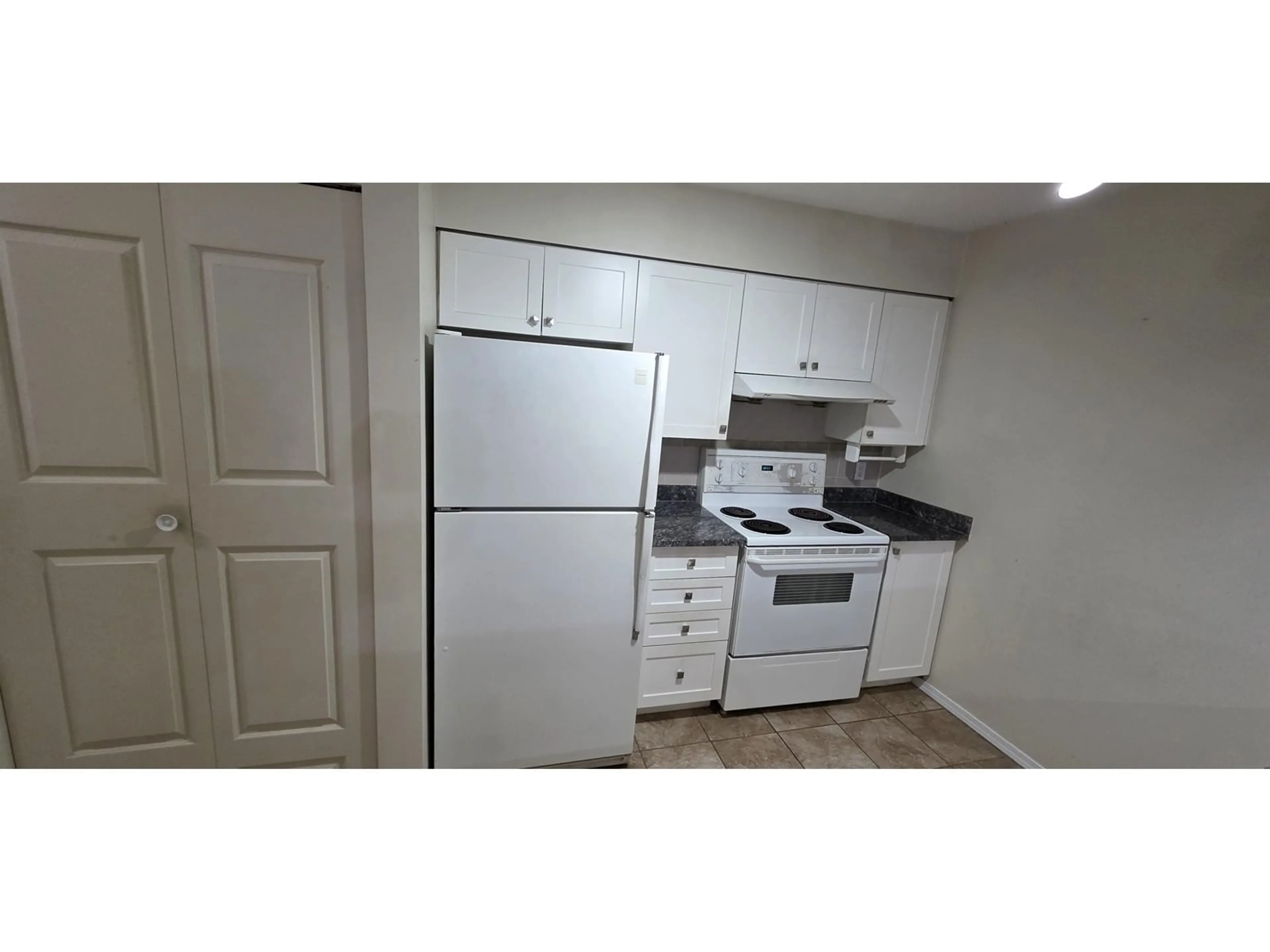 Standard kitchen, unknown for 208 - 12769 72, Surrey British Columbia V3W2M7